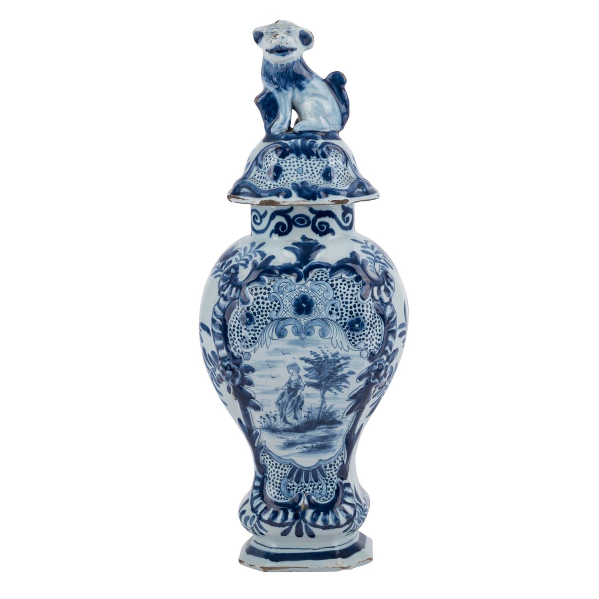 Deckelvase. DELFT, 19. Jh..Blau-weiss bemalt, Deckelbekrönung in Form eines Löwen, H 33,5 cm,