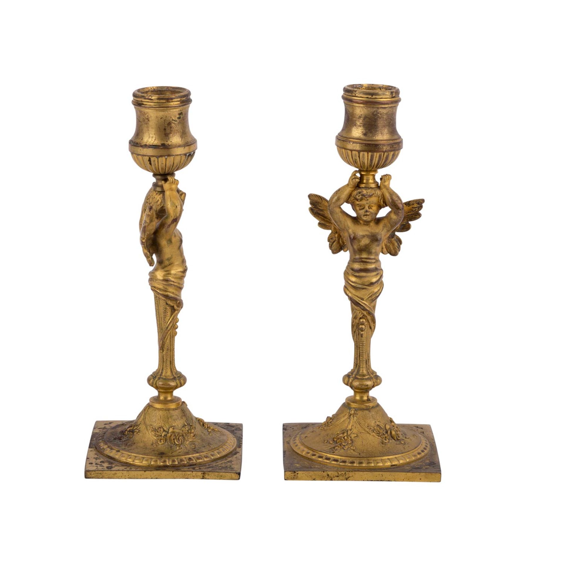 Paar 1-flammige Kerzenleuchter, 19. Jh..Bronze vergoldet, Schäfte in Form eines Putto gearbeitet, H. - Bild 5 aus 5