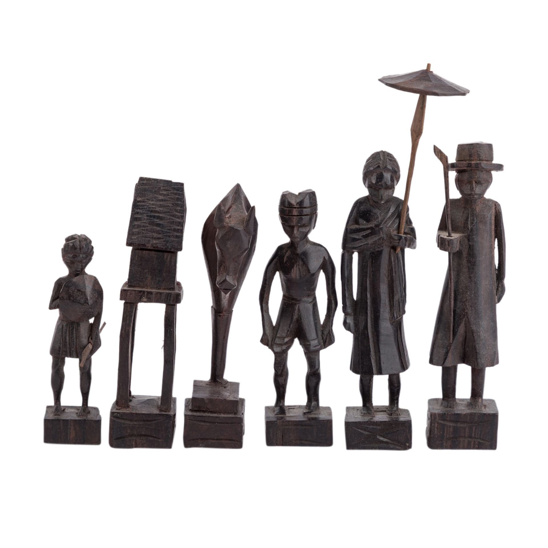 AFRIKANISCHER SCHACHFIGURENSATZGeschnitzte Figuren aus Eben- bzw. Tropenholz. Figurenhöhe bis 15 cm. - Bild 3 aus 3