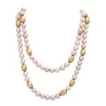 Lange Perlenketteaus roséfarbenen Zuchtperlen, 9,5-10,5 mm, L: ca. 105 cm, mit olivenförmiger