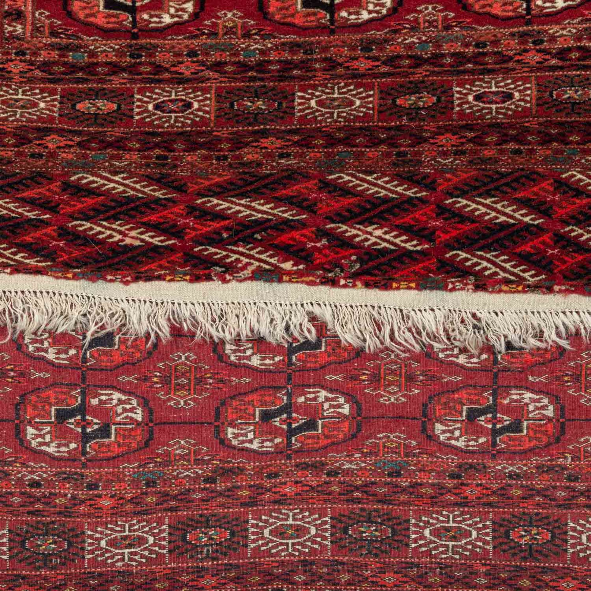 Orientteppich. TURKMENISTAN, 20. Jh., ca. 171x130 cm.Das leuchtend rote Innenfeld ist gemustert - Bild 3 aus 4