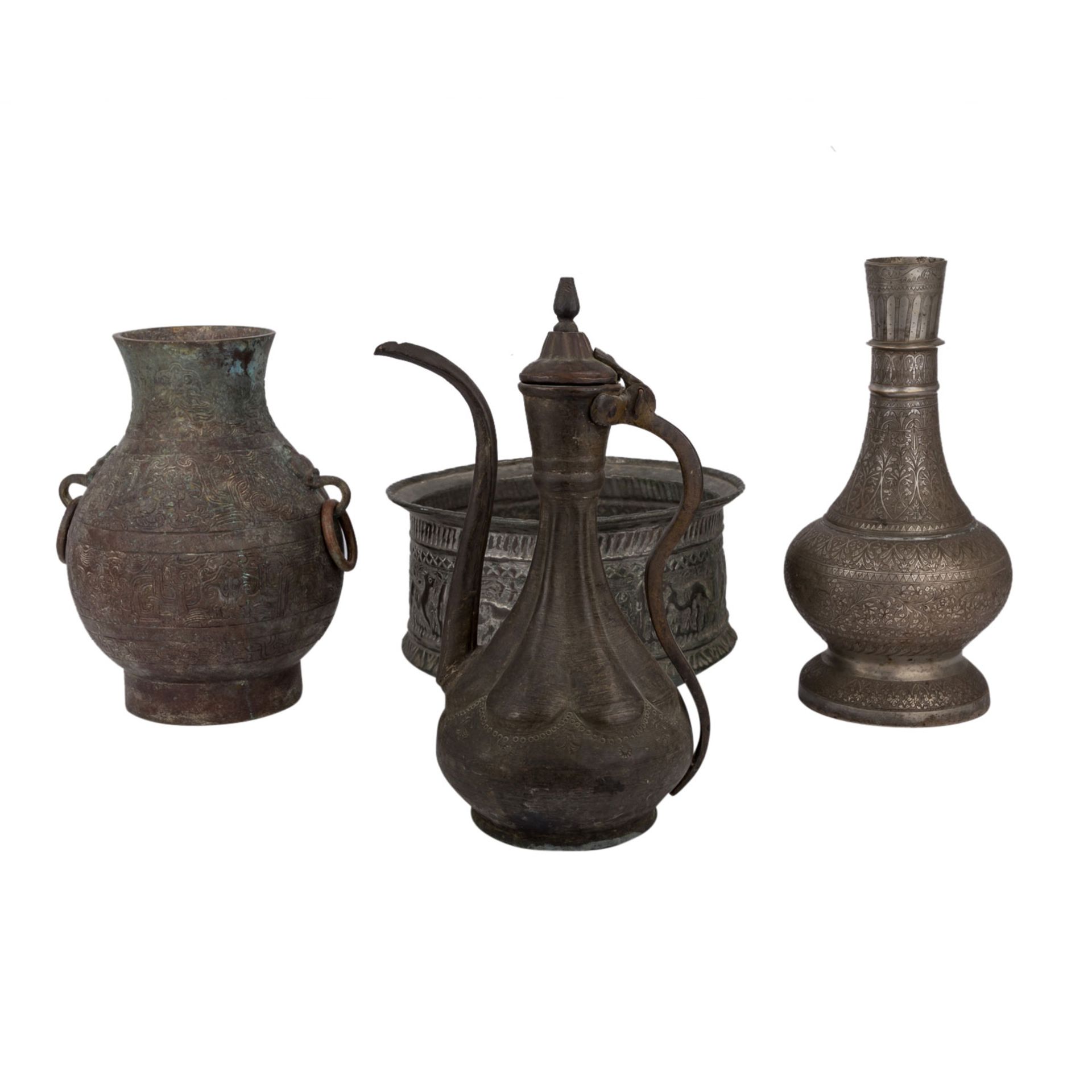 Konvolut: 4 verzierte Metallgefäße, ASIEN/ORIENT1 Vase, H: 39 cm; 1 birnenförmiges Henkelgefäß, H:
