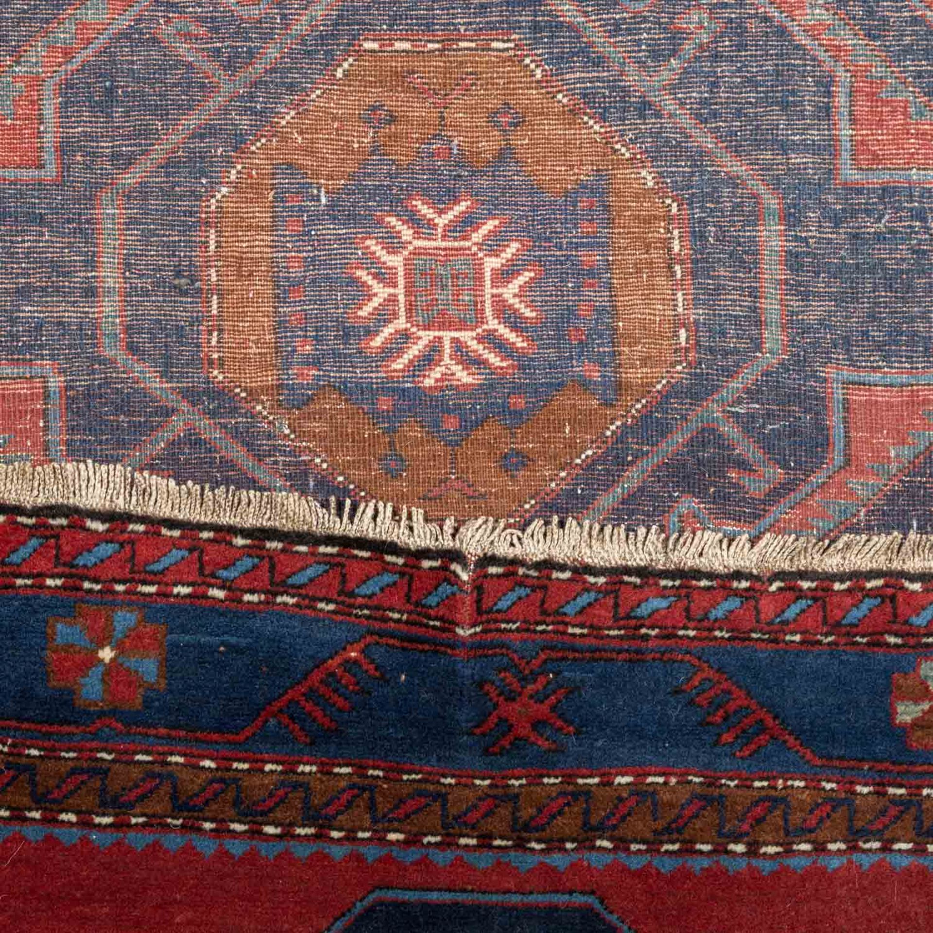 Orientteppich. ADLERKASAK/KAUKASUS, 20. Jh., ca. 230x158 cm.Zwei große Adlermotive dominieren den - Bild 3 aus 4