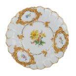 MEISSEN Prunkteller, 20. Jhd..Weißporzellan mit reicher Goldstaffage und feiner polychromer