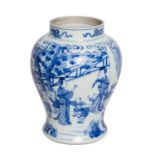 Blau-weiße Balustervase. CHINA, 19. Jh..Vase mit runder Schulter und weitem Halsring, Bemalt in