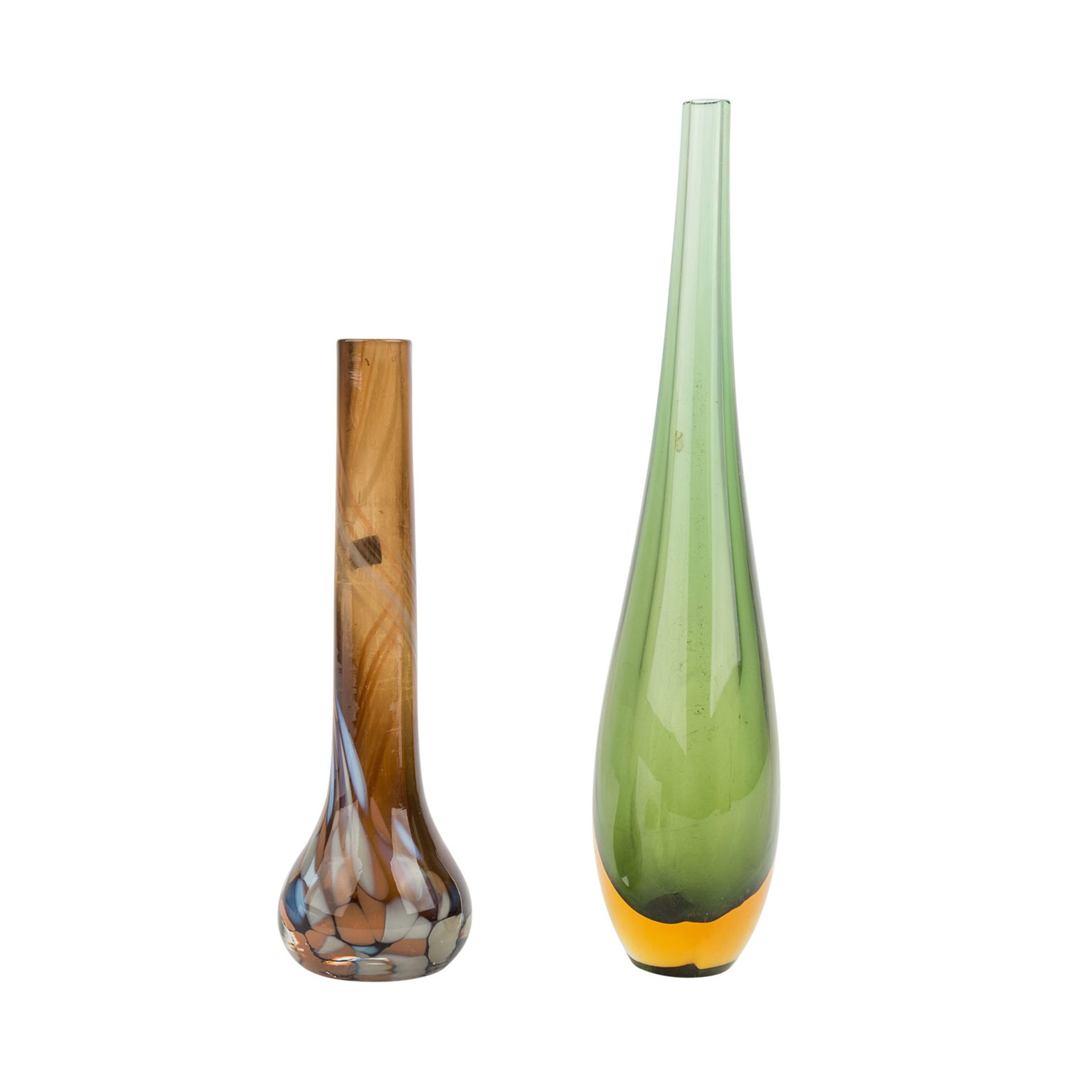 FÜNFTEILIGES KONVOLUT MODERNES GLASZwei Vasen, drei Paperweights. Höhe der Vasen: 29 bzw. 21 cm. - Image 2 of 4