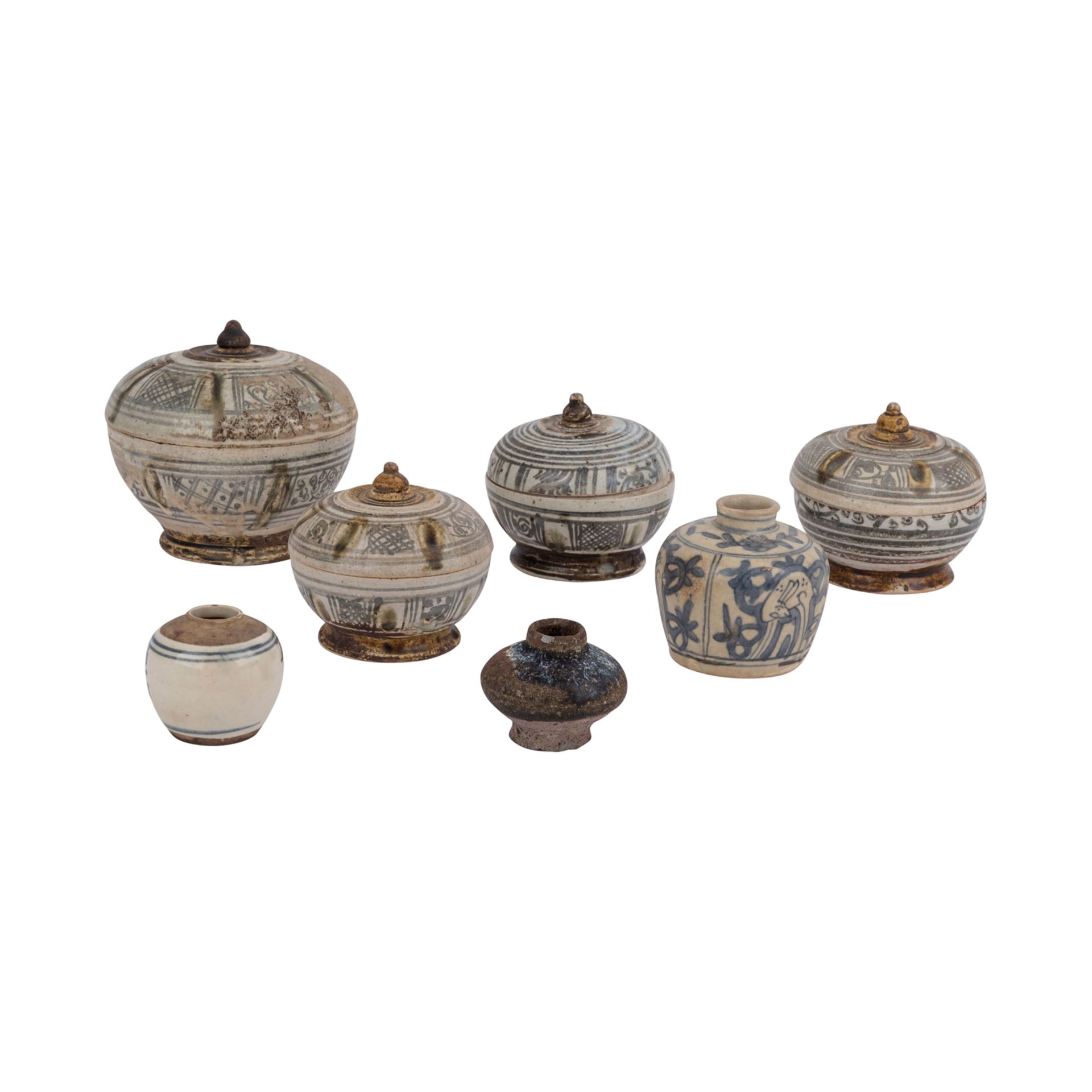 Konvolut: 7 Keramik-Gefäße.: ASIEN/PERSIEN.4 Deckeldosen, D: 9-13 cm; 3 Gefäße, H: 5-8 cm. Alters- - Bild 2 aus 4