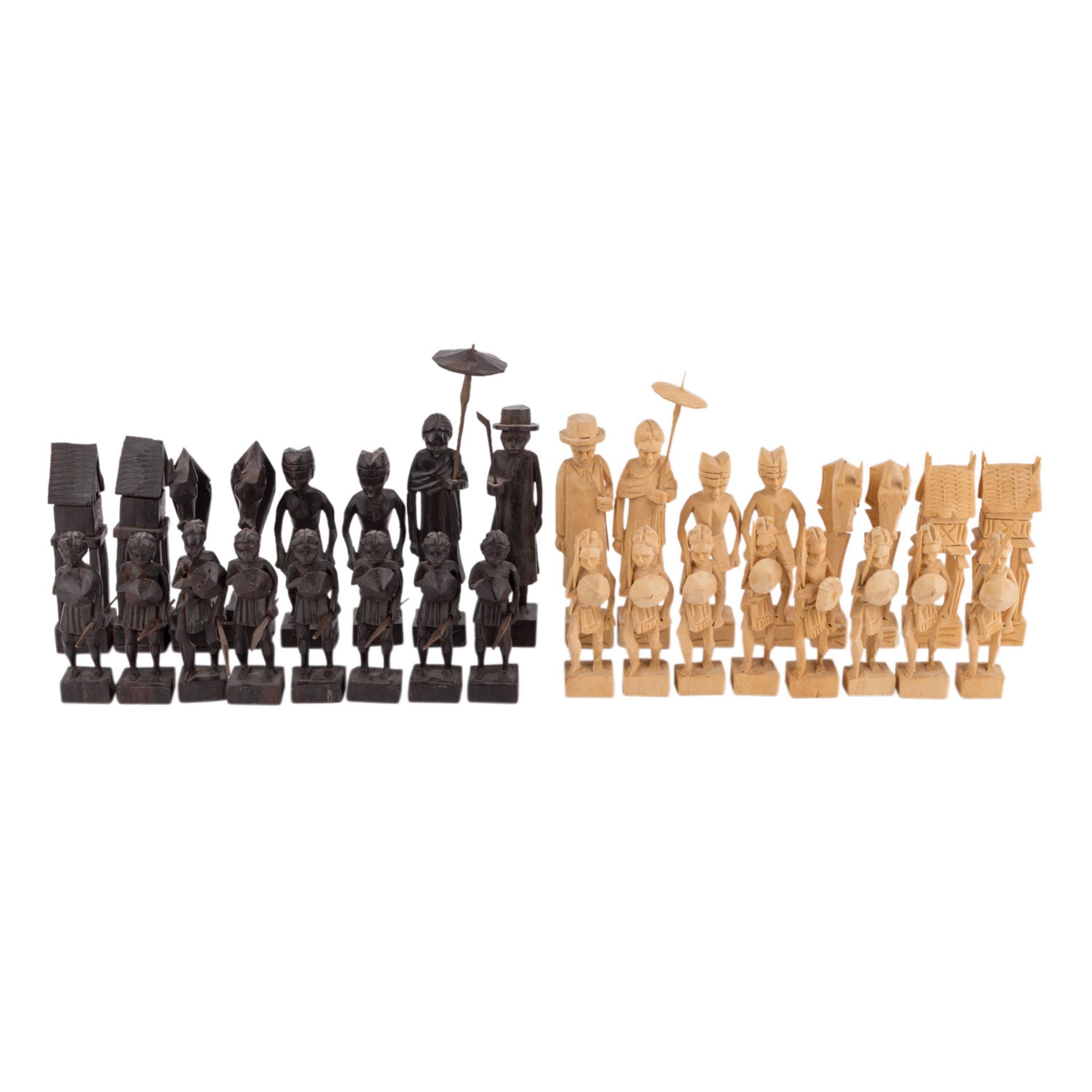 AFRIKANISCHER SCHACHFIGURENSATZGeschnitzte Figuren aus Eben- bzw. Tropenholz. Figurenhöhe bis 15 cm.