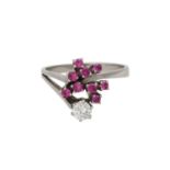 Ring mit Brillant, ca. 0,25 ct, WEISS-LGW (H-J)/SIund 9 kl. Rubinen, rund fac., WG 14K, RW 54, 2. H.