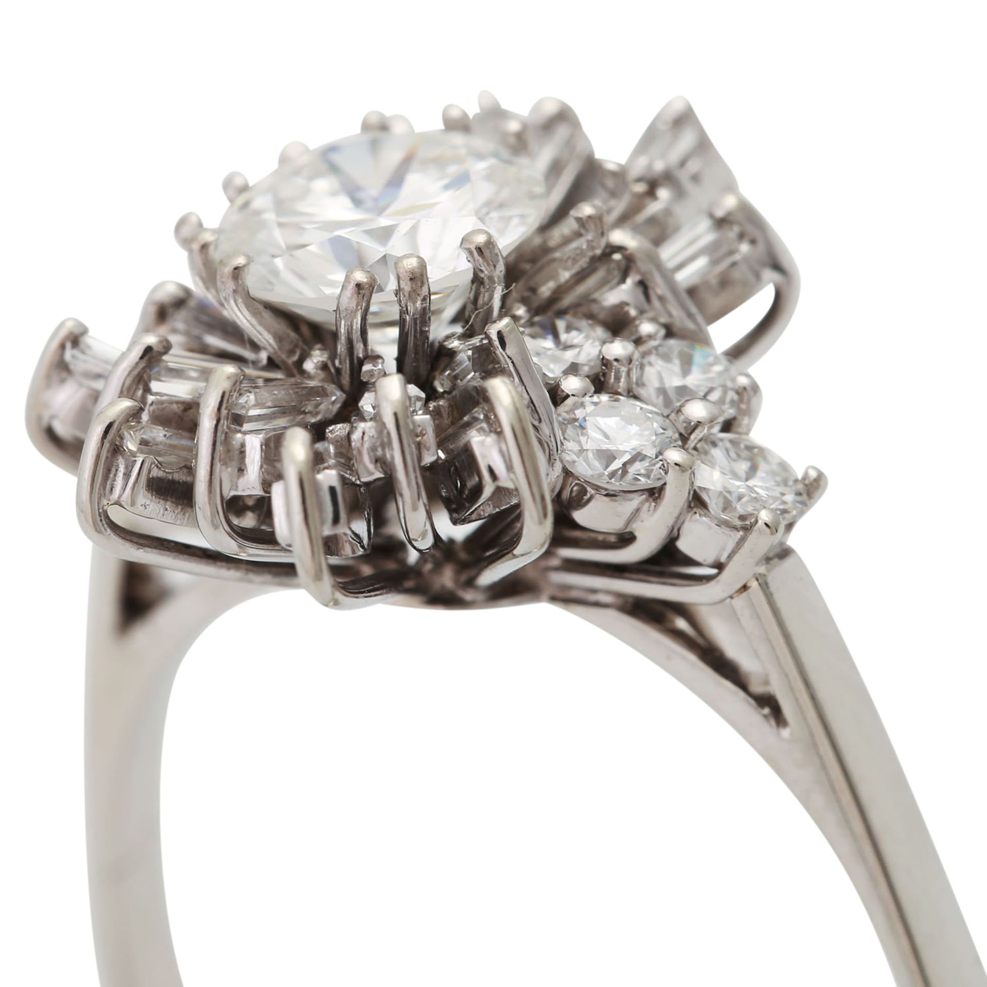 Ring mit Diamantbesatz zus. ca. 1,6 ctdavon zentral 1 Brill. ca. 0,98 ct WEIß (H)/VVS, 8 kl. - Bild 5 aus 6