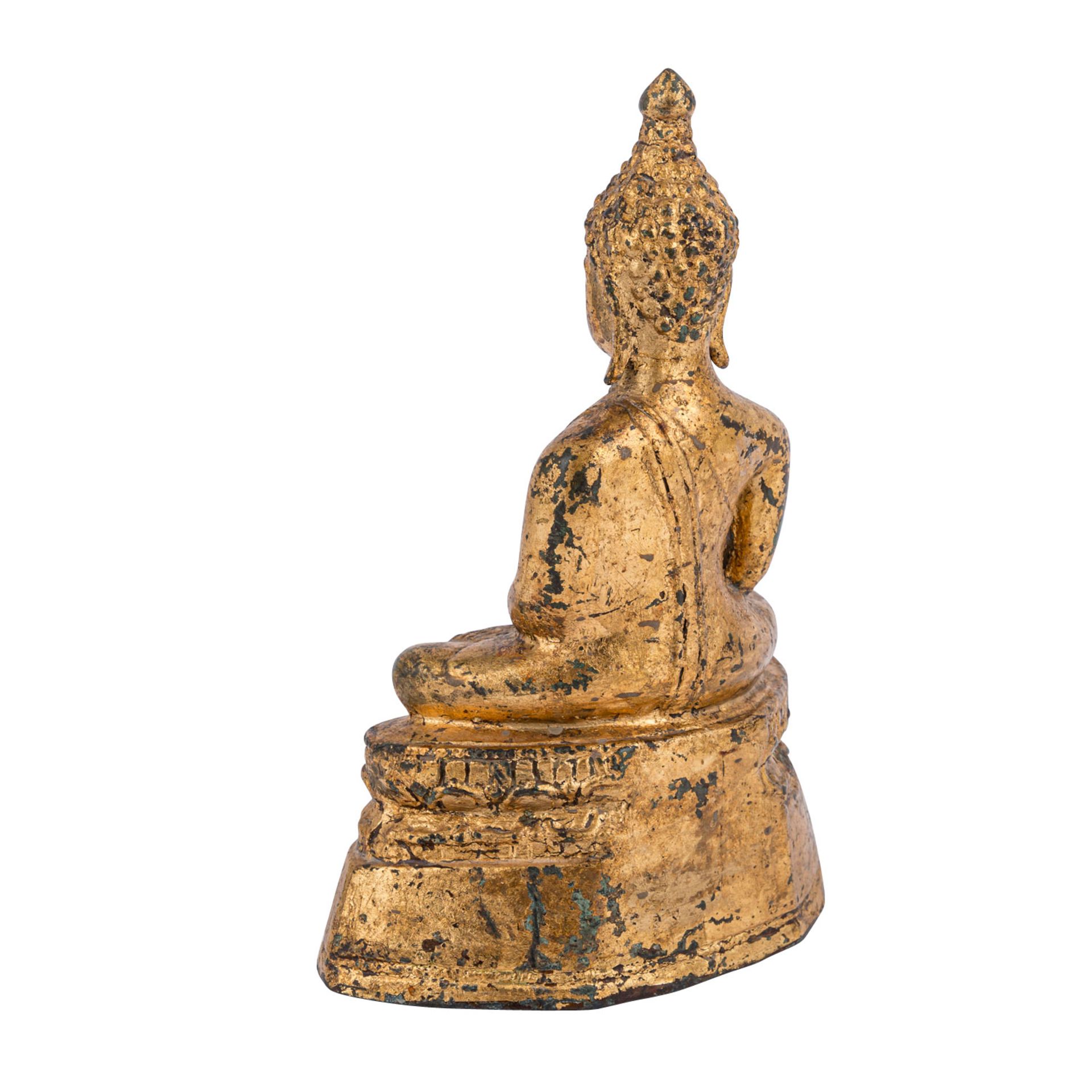 Bronze des Buddha Amitayus. SINOTIBETISCH, 18./19. Jh..Der Buddha des langen Lebens ist auf einem - Bild 2 aus 5