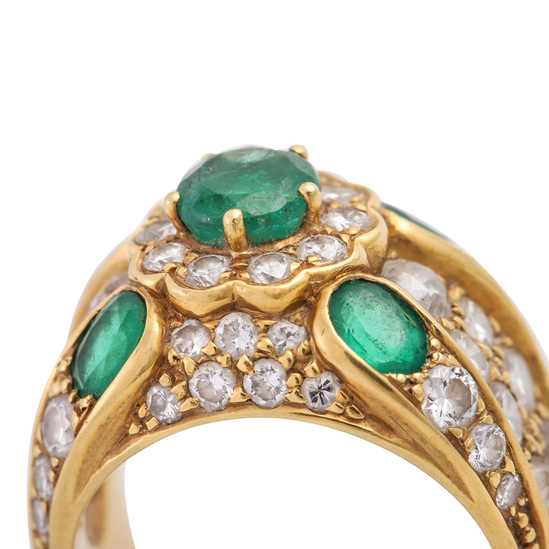 Damenring besetzt mit 5 Smaragde und Diamanten zus. ca. 2,0 cts, TW-W/ VSI- PIQUE.GG 18 K. Ringgröße - Bild 5 aus 5