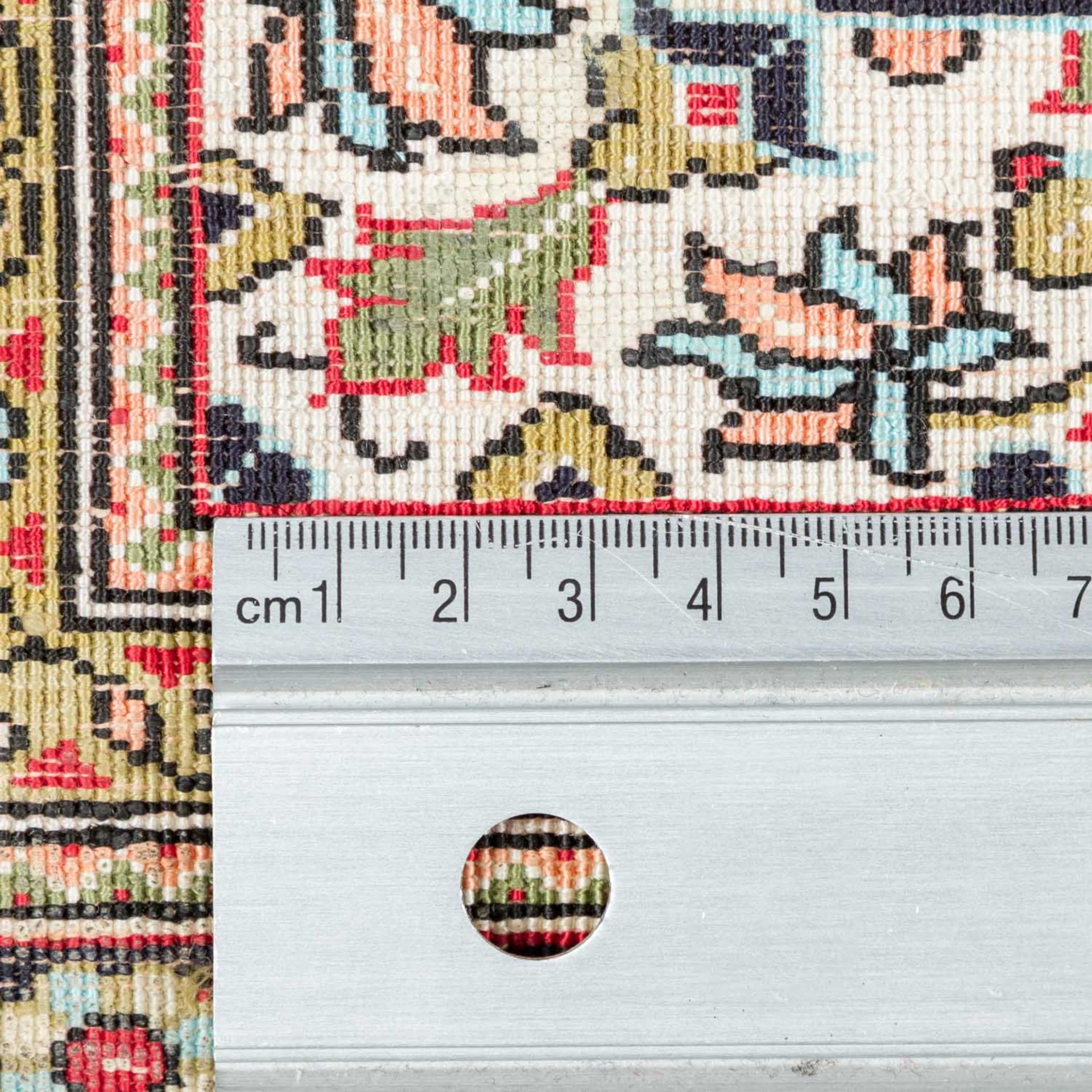 Orientteppich aus Seide. GHOM/PERSIEN, 20. Jh., 160x109 cm.Ein langgestrecktes Zentralmedaillon - Image 4 of 4
