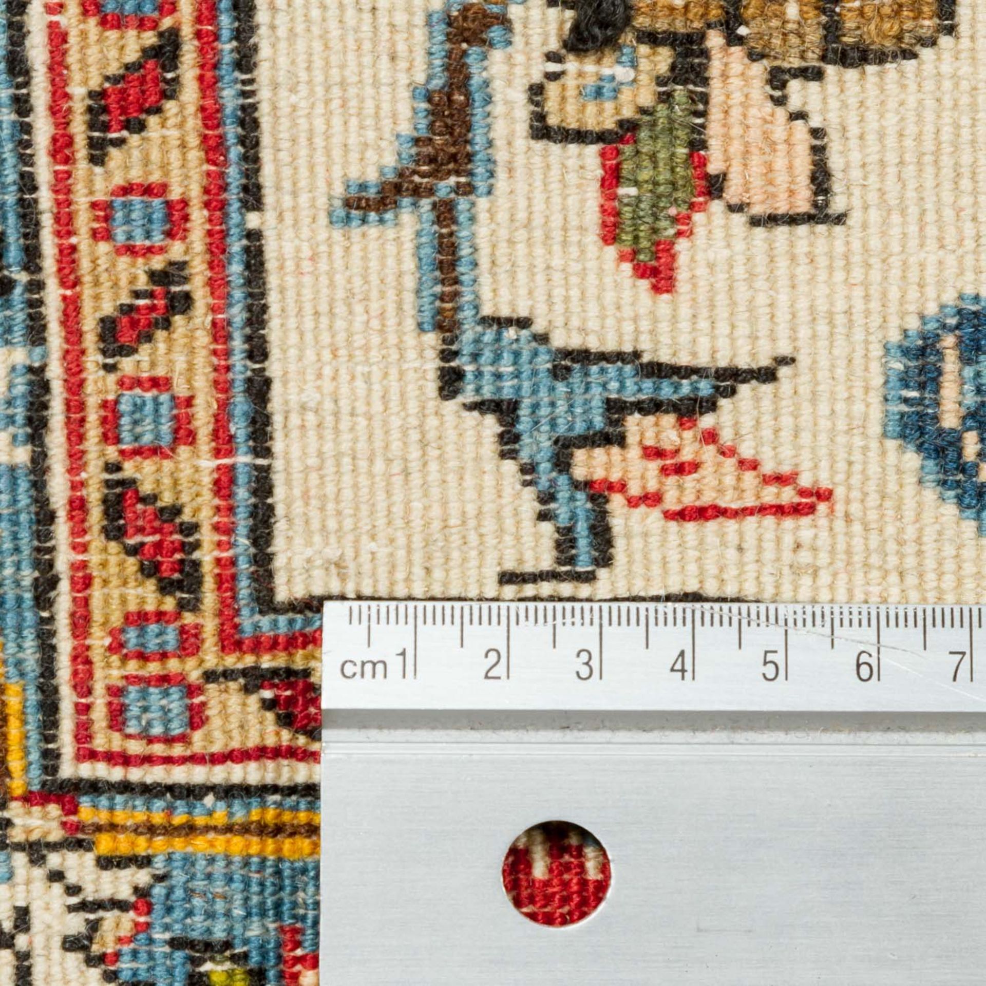 Orientteppich. GHOM/PERSIEN, 20. Jh., 350x233 cm.Der hellbeige Fond des Innenfeldes und die - Bild 4 aus 4
