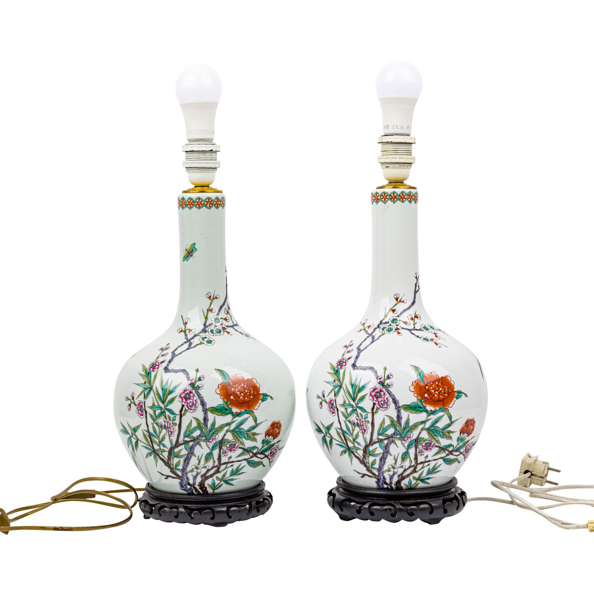 Paar CHINA-Vasen als Lampen montiert.Bauchiger Vasenkörper mit langem Enghals, Blütenmalerei auf - Bild 2 aus 7
