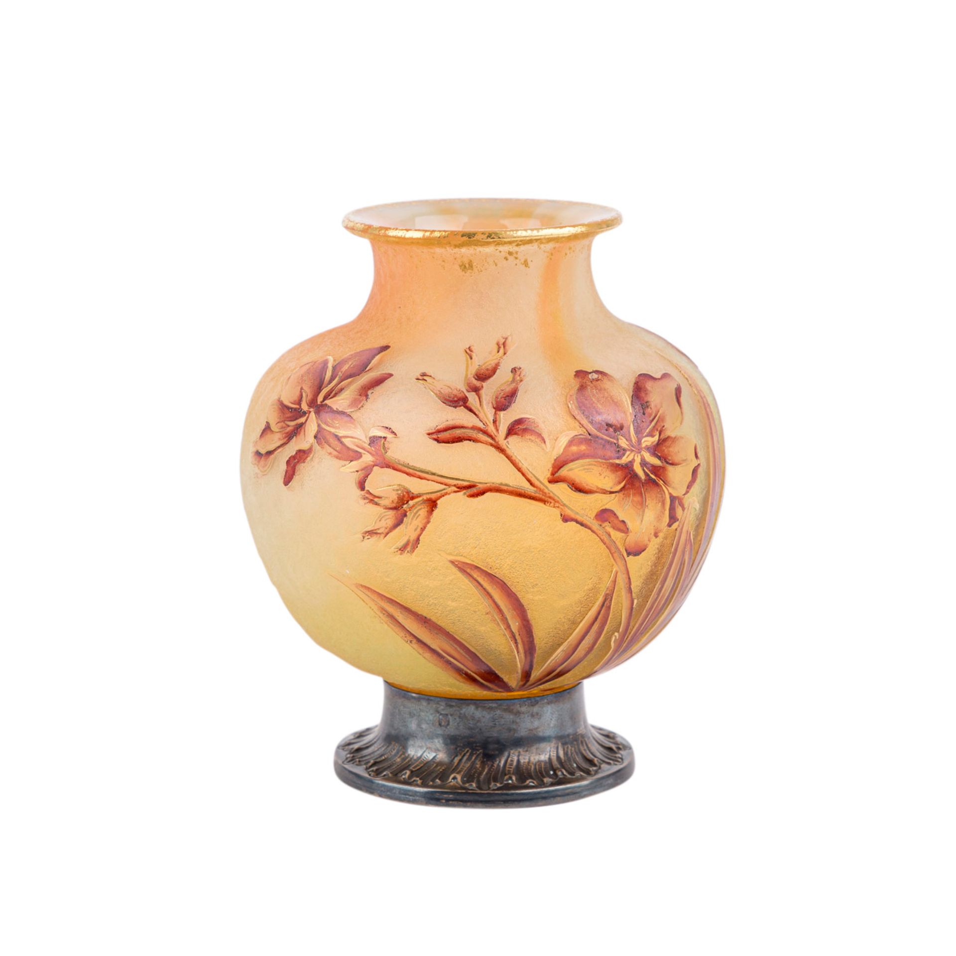 DAUM NANCY KLEINE VASE MIT FLORALEM ÄTZDEKOR AUF SILBERFUßUm 1900, farbloses Glas mit orange und