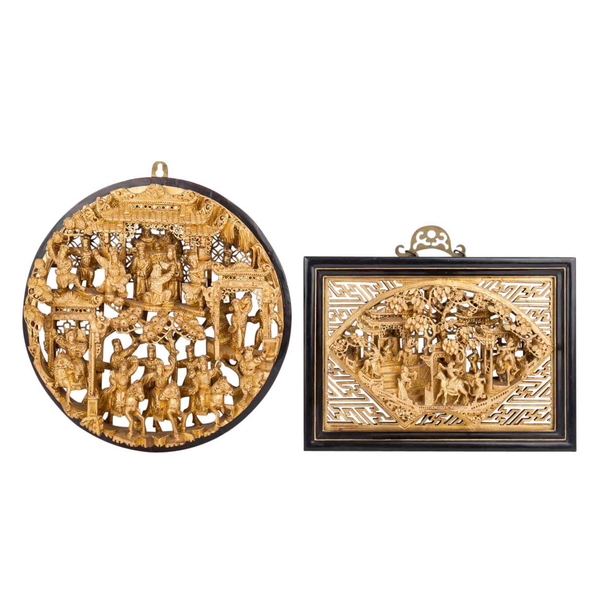 Zwei Reliefschnitzereien. CHINA, 20. Jh..Jeweils aus Holz mit Lackvergoldung: D: 32 cm und 19,5x27
