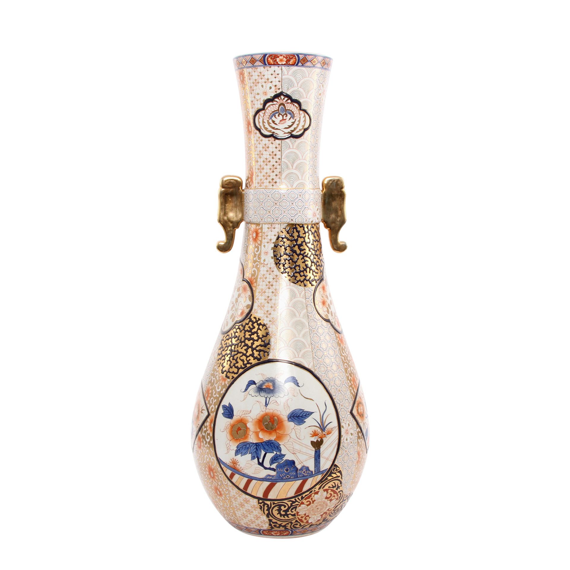 Bodenvase im Imari-Stil. JAPAN, Showa-Zeit (1926-1989).Keulenform mit hohem Hals, auf den zwei