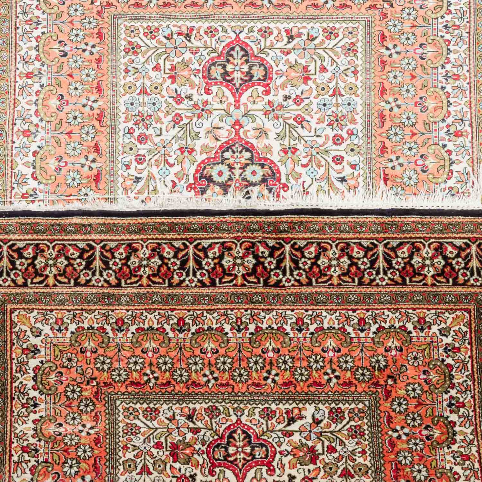 Orientteppich aus Seide. GHOM/PERSIEN, 20. Jh., 160x109 cm.Ein langgestrecktes Zentralmedaillon - Image 3 of 4