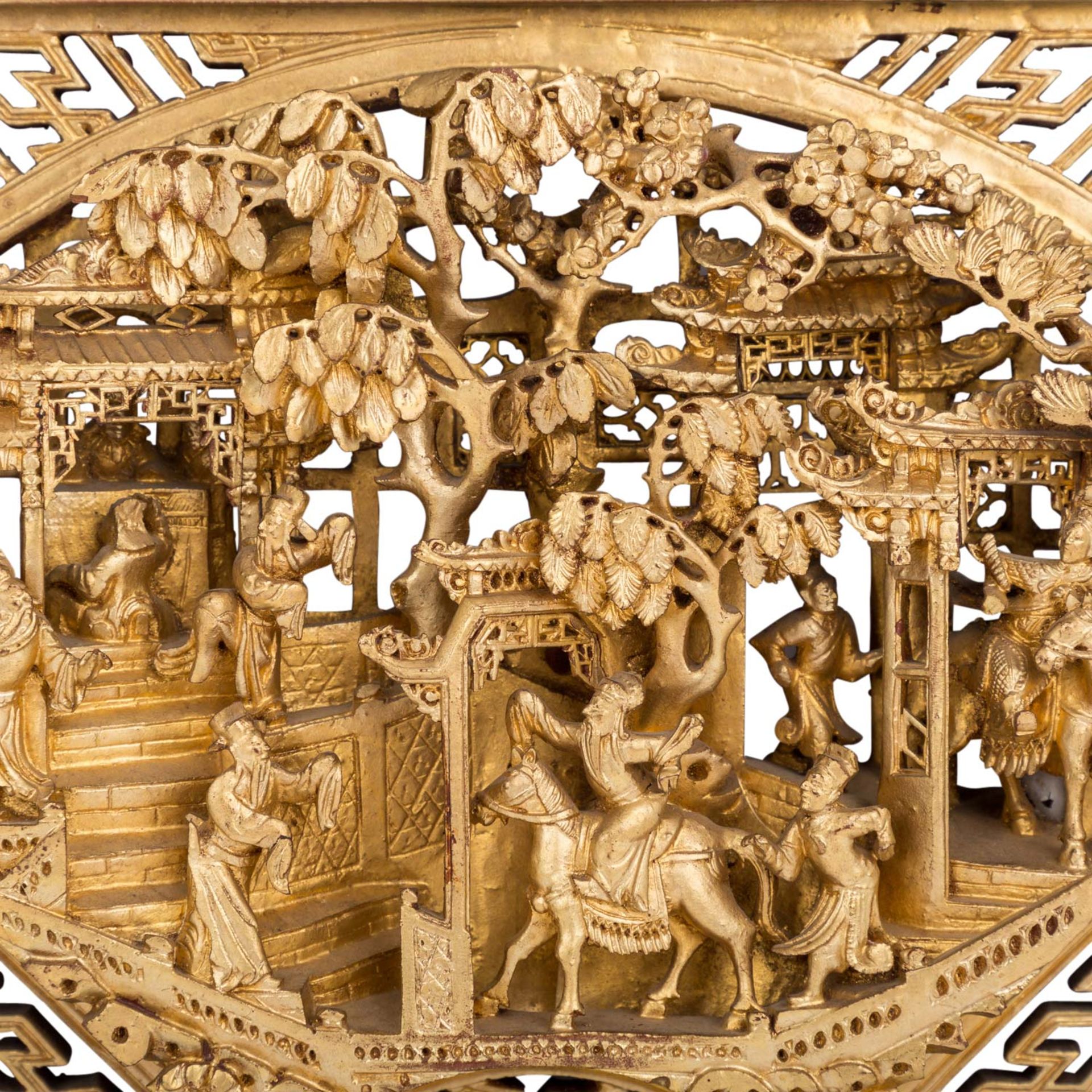 Zwei Reliefschnitzereien. CHINA, 20. Jh..Jeweils aus Holz mit Lackvergoldung: D: 32 cm und 19,5x27 - Bild 4 aus 6