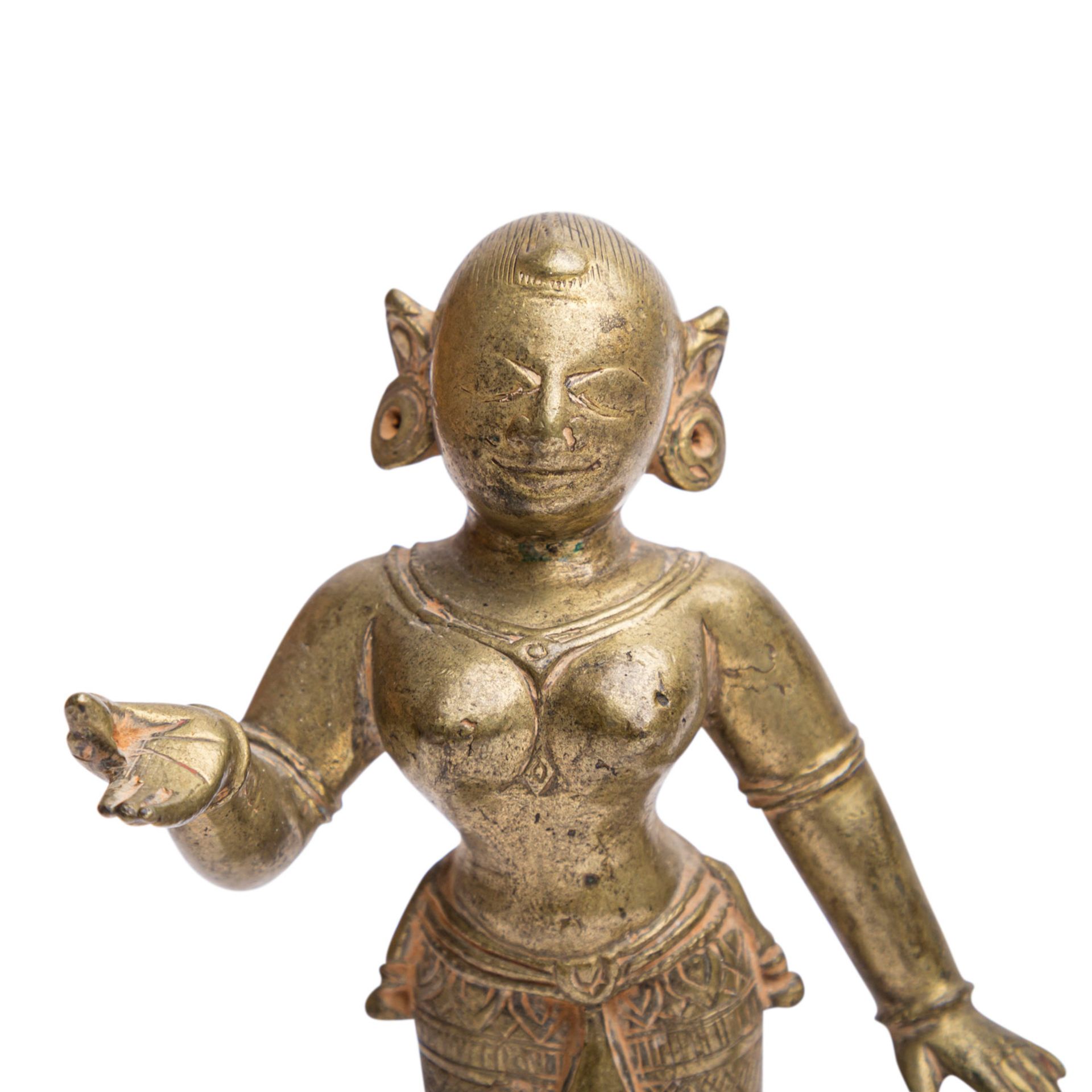 Zwei Statuetten aus Gelbmetall. INDIEN, 19./20. Jh..Krishna Venugopala steht mit gekreuzten - Bild 6 aus 6