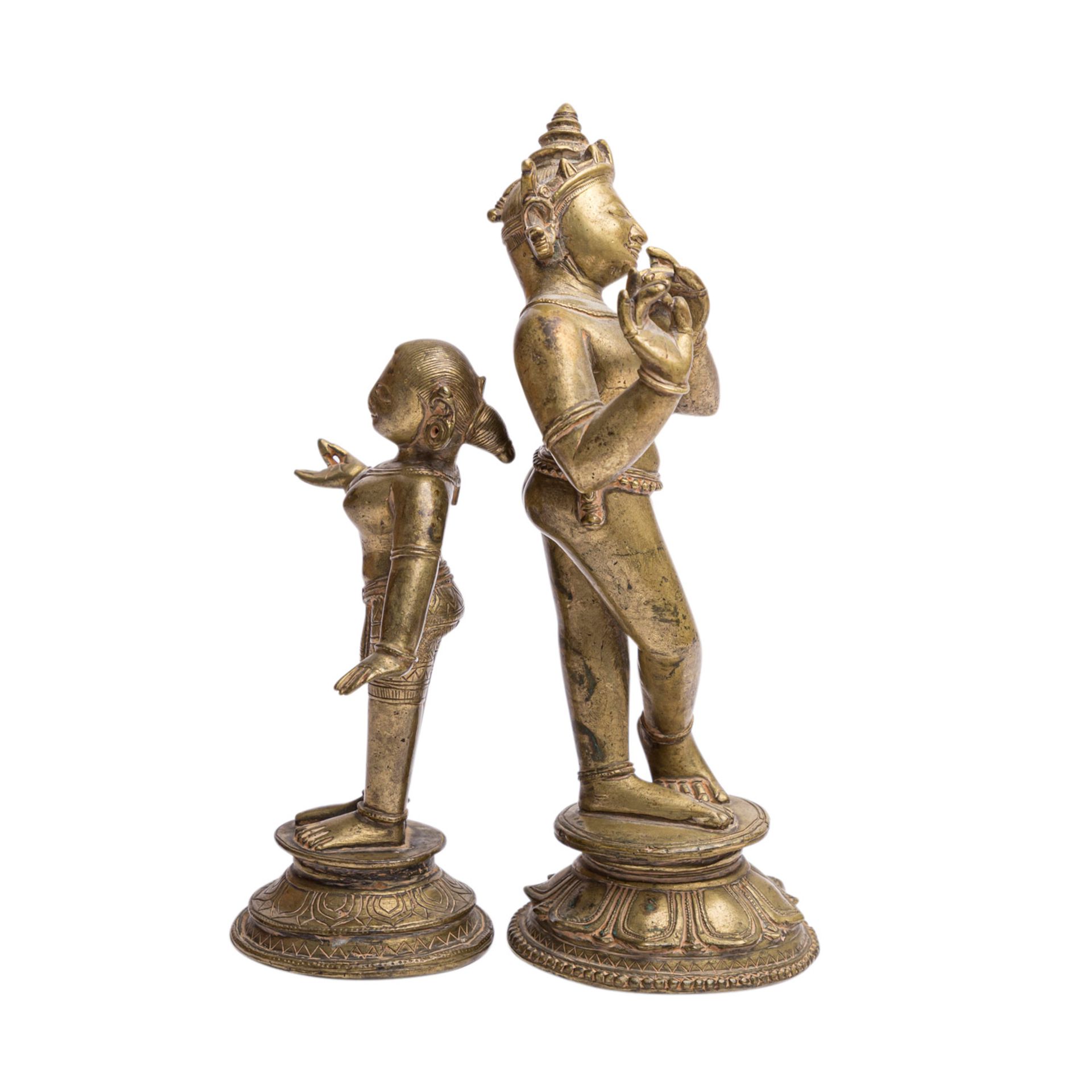 Zwei Statuetten aus Gelbmetall. INDIEN, 19./20. Jh..Krishna Venugopala steht mit gekreuzten - Bild 4 aus 6