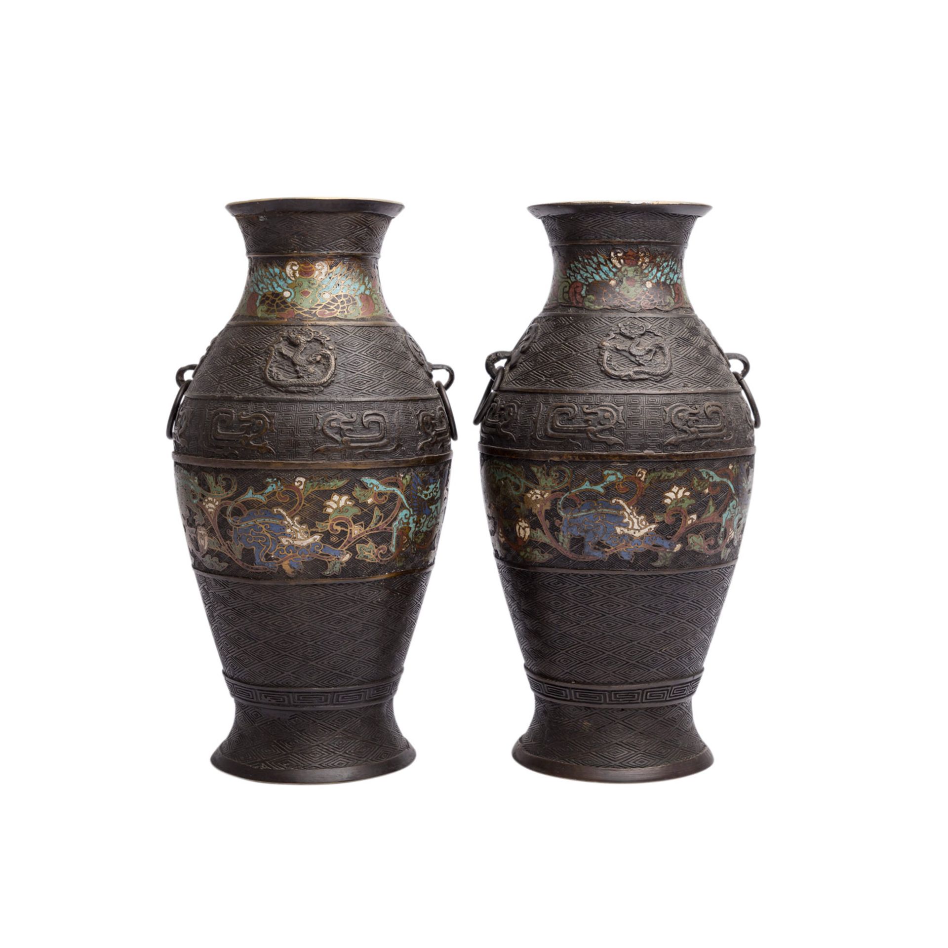 Paar Email Champlevé Vasen. CHINA, um 1900.Balusterförmig, mit je zwei seitlich auf der Schulter - Bild 3 aus 6