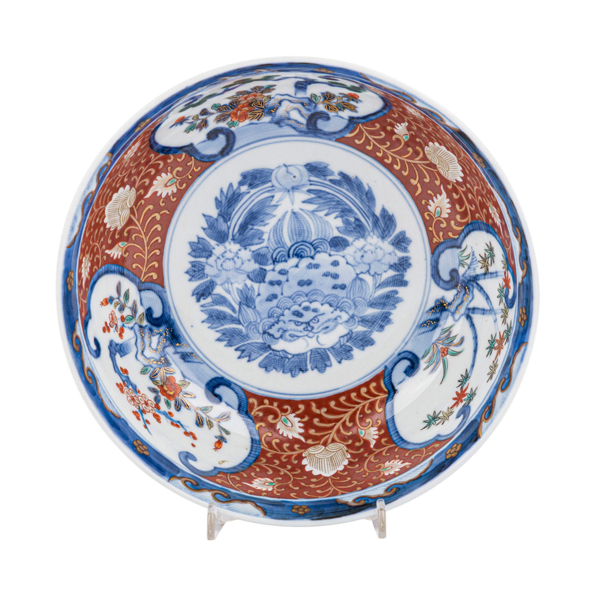 Imari-Porzellan Schale. JAPAN, Meiji-Zeit (1868-1912).Fein bemalt in Unterglasurblau, Eisenrot ,