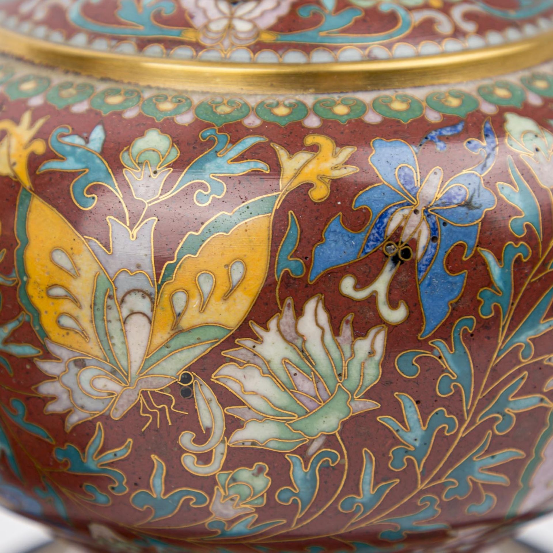 Paar feine Cloisonné Vasen. CHINA, 20. Jh..Bauchige Form mit hohem Hals, auf rundem Standfuß. Eine - Bild 6 aus 9