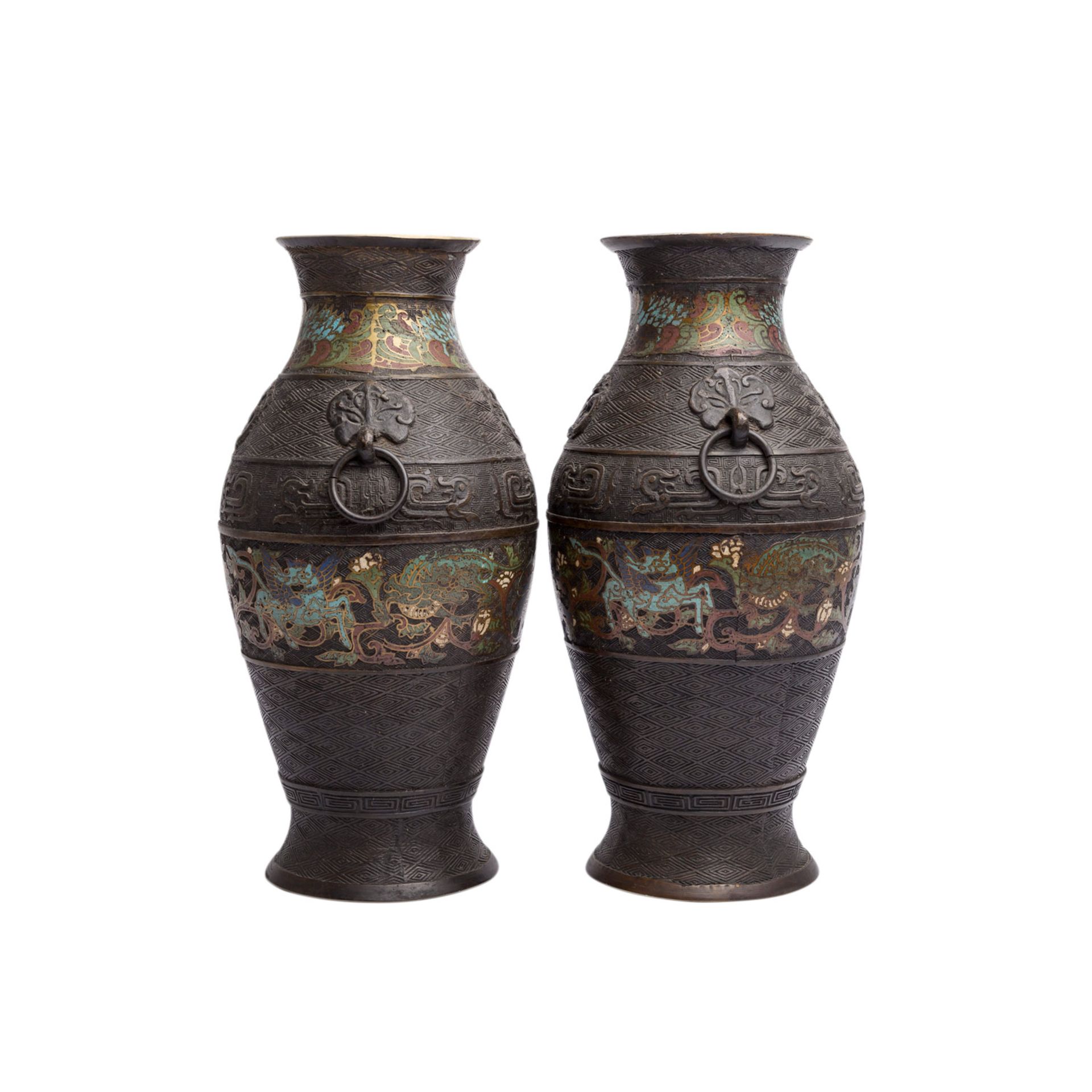Paar Email Champlevé Vasen. CHINA, um 1900.Balusterförmig, mit je zwei seitlich auf der Schulter - Bild 2 aus 6
