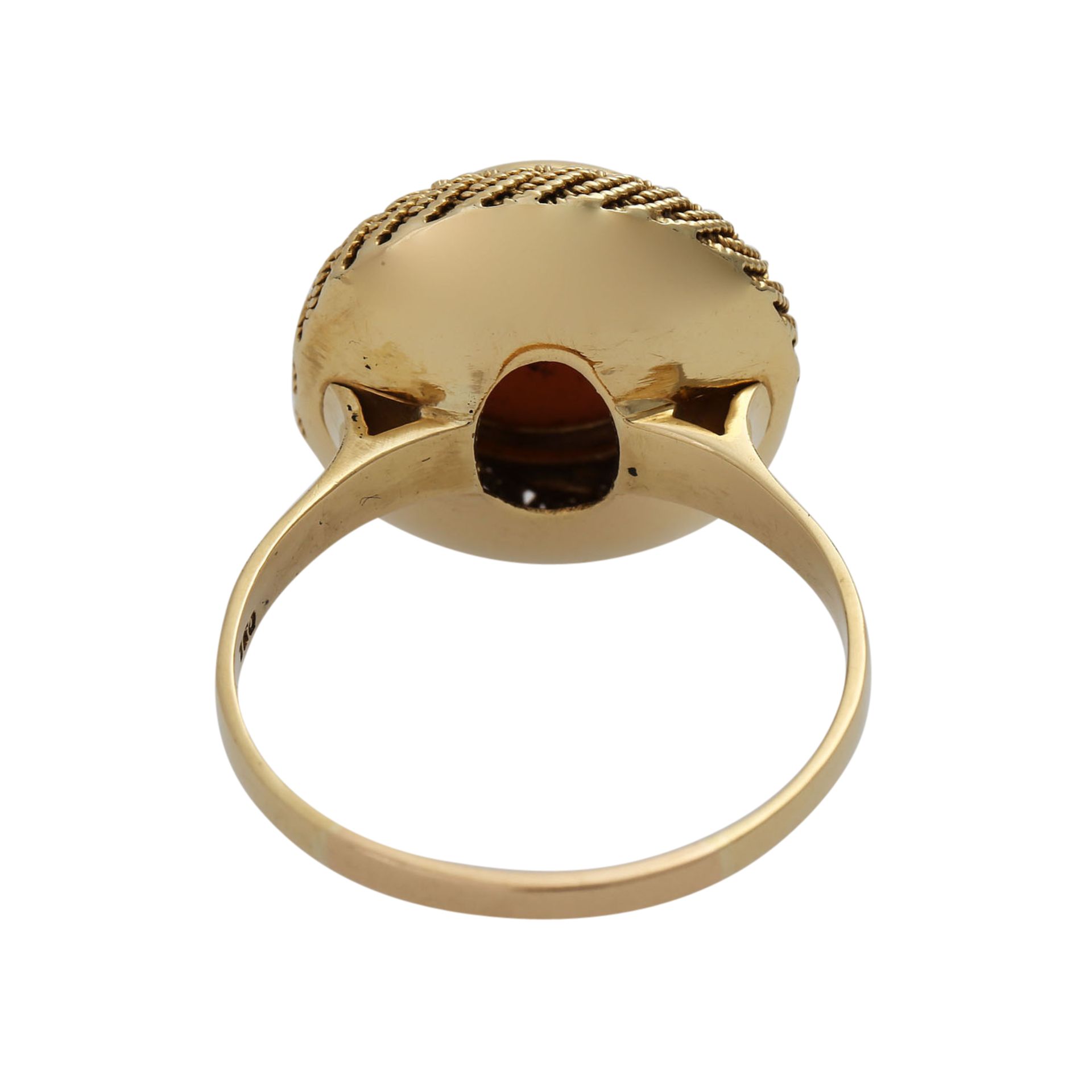 Ring mit Engelshautkorallencabochonca. 11 mm, umgeben von Flechtbanddekor, GG 18K. RW: ca. 67. 20. - Bild 4 aus 4