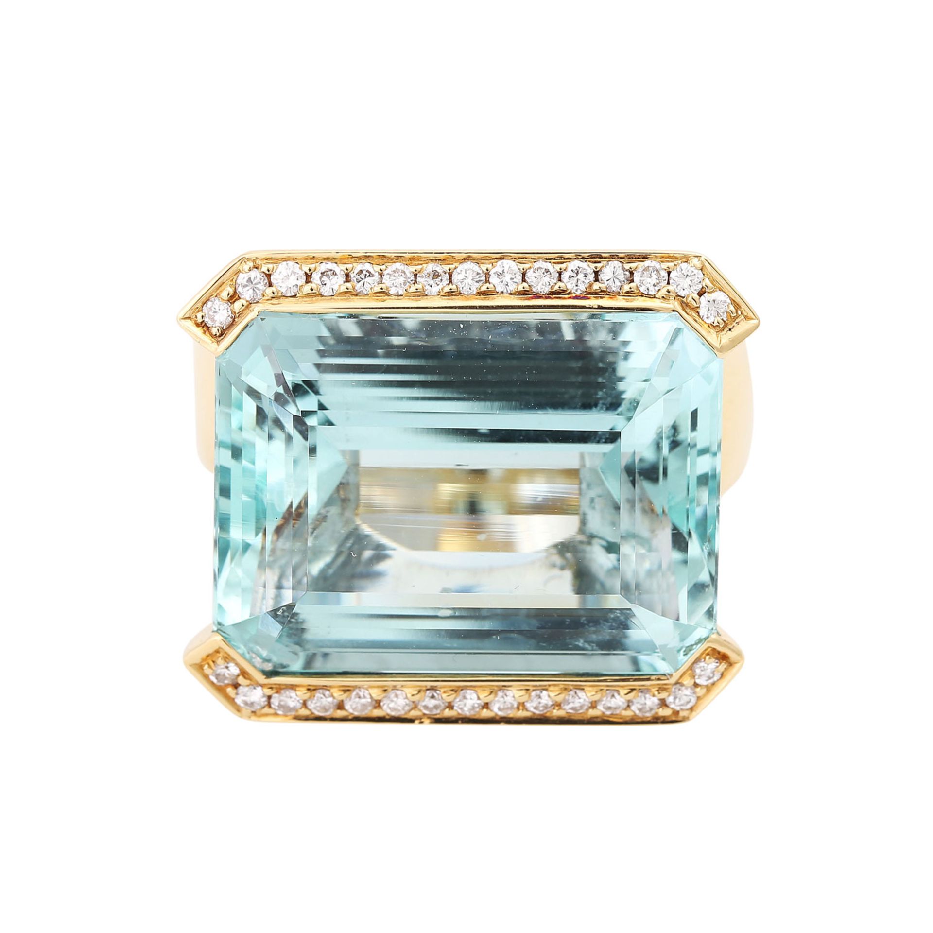 Ring mit Aquamarinca. 20x15 mm sowie 30 Brill. zus. ca. 0,3 ct, gute Farbe u. Reinheit, GG 18K.