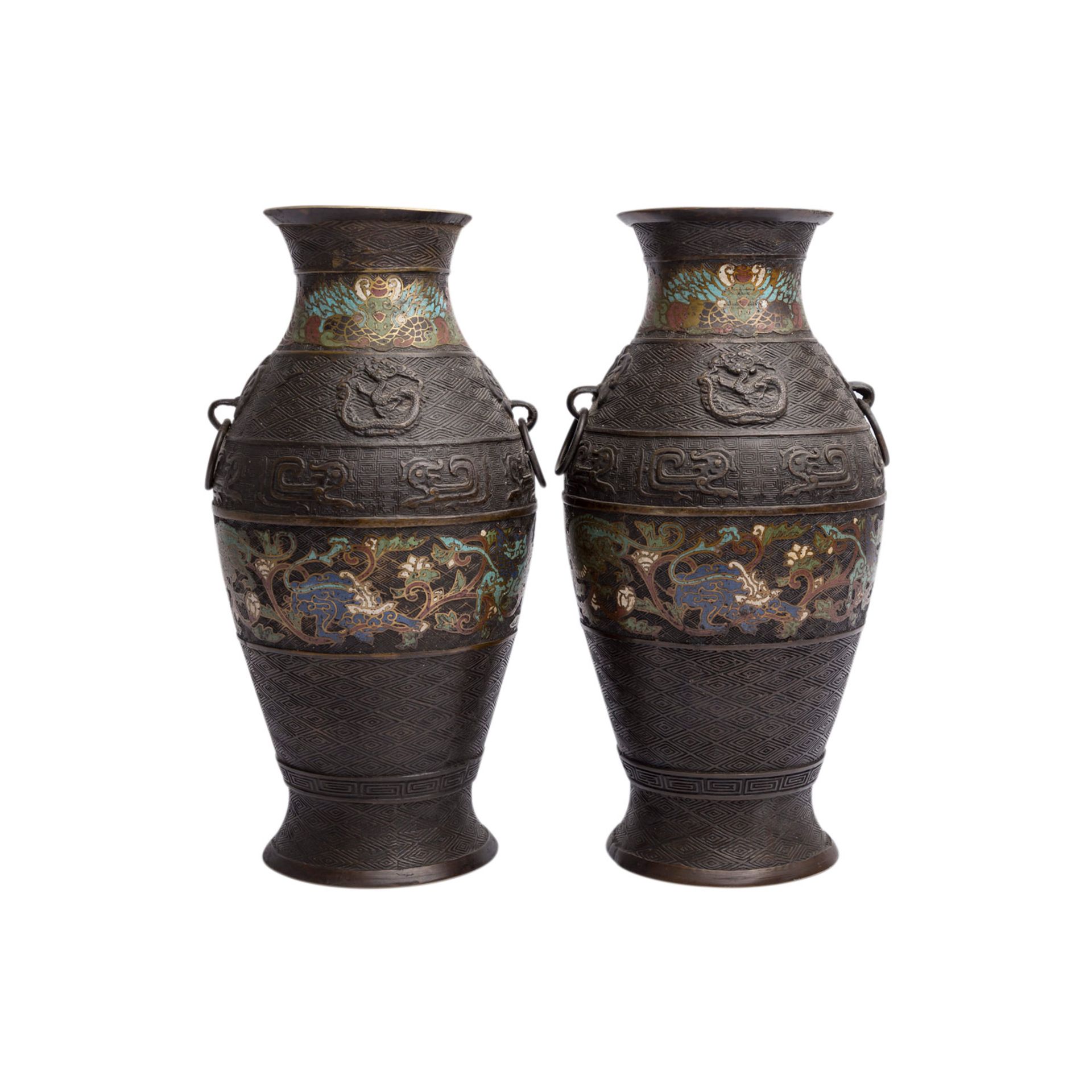 Paar Email Champlevé Vasen. CHINA, um 1900.Balusterförmig, mit je zwei seitlich auf der Schulter