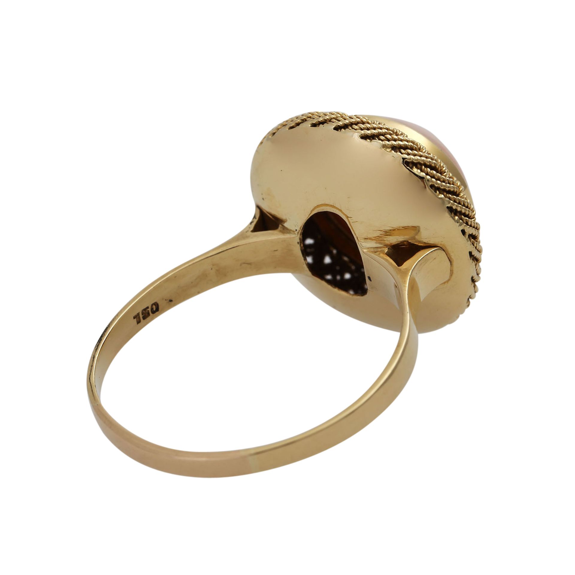 Ring mit Engelshautkorallencabochonca. 11 mm, umgeben von Flechtbanddekor, GG 18K. RW: ca. 67. 20. - Bild 3 aus 4