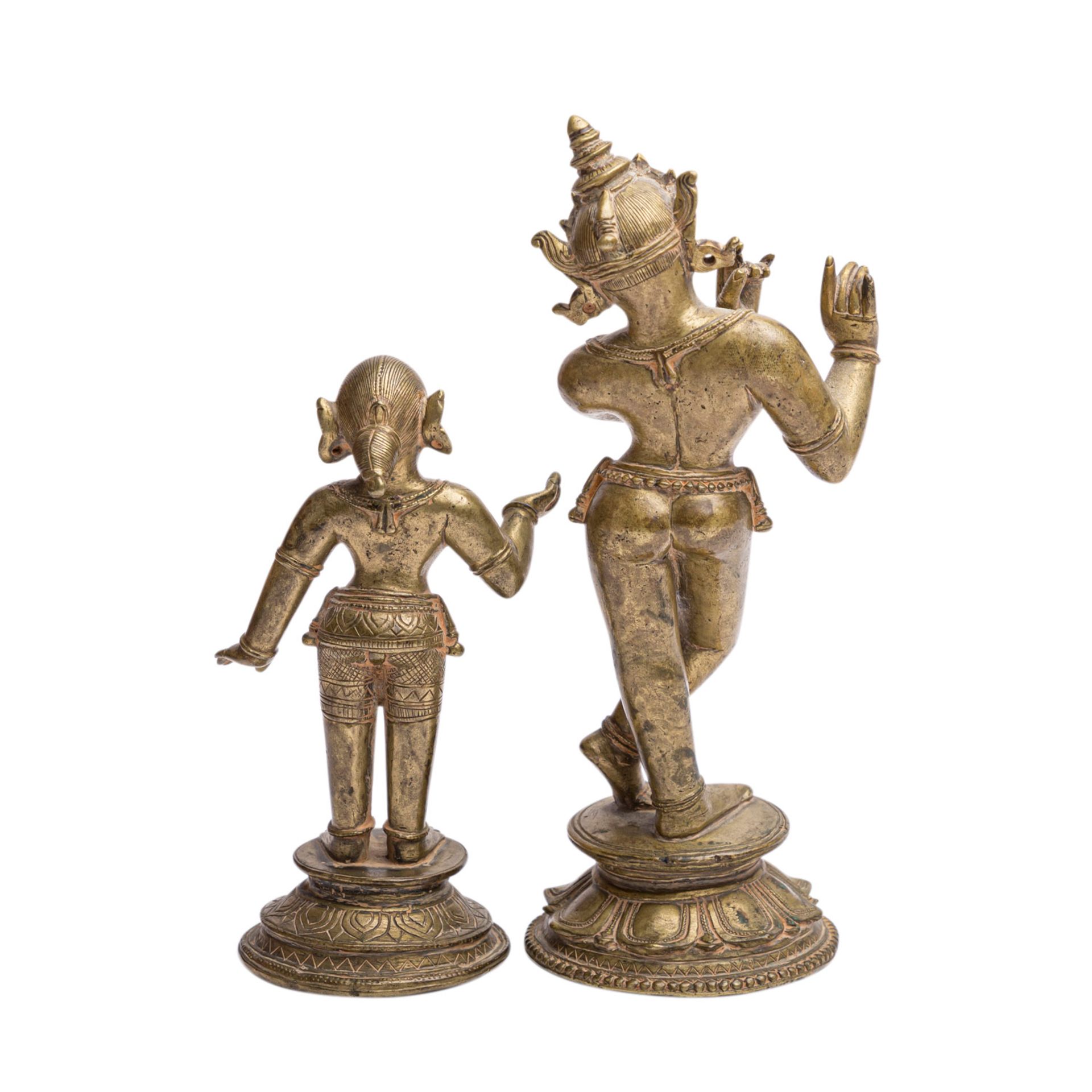 Zwei Statuetten aus Gelbmetall. INDIEN, 19./20. Jh..Krishna Venugopala steht mit gekreuzten - Bild 3 aus 6