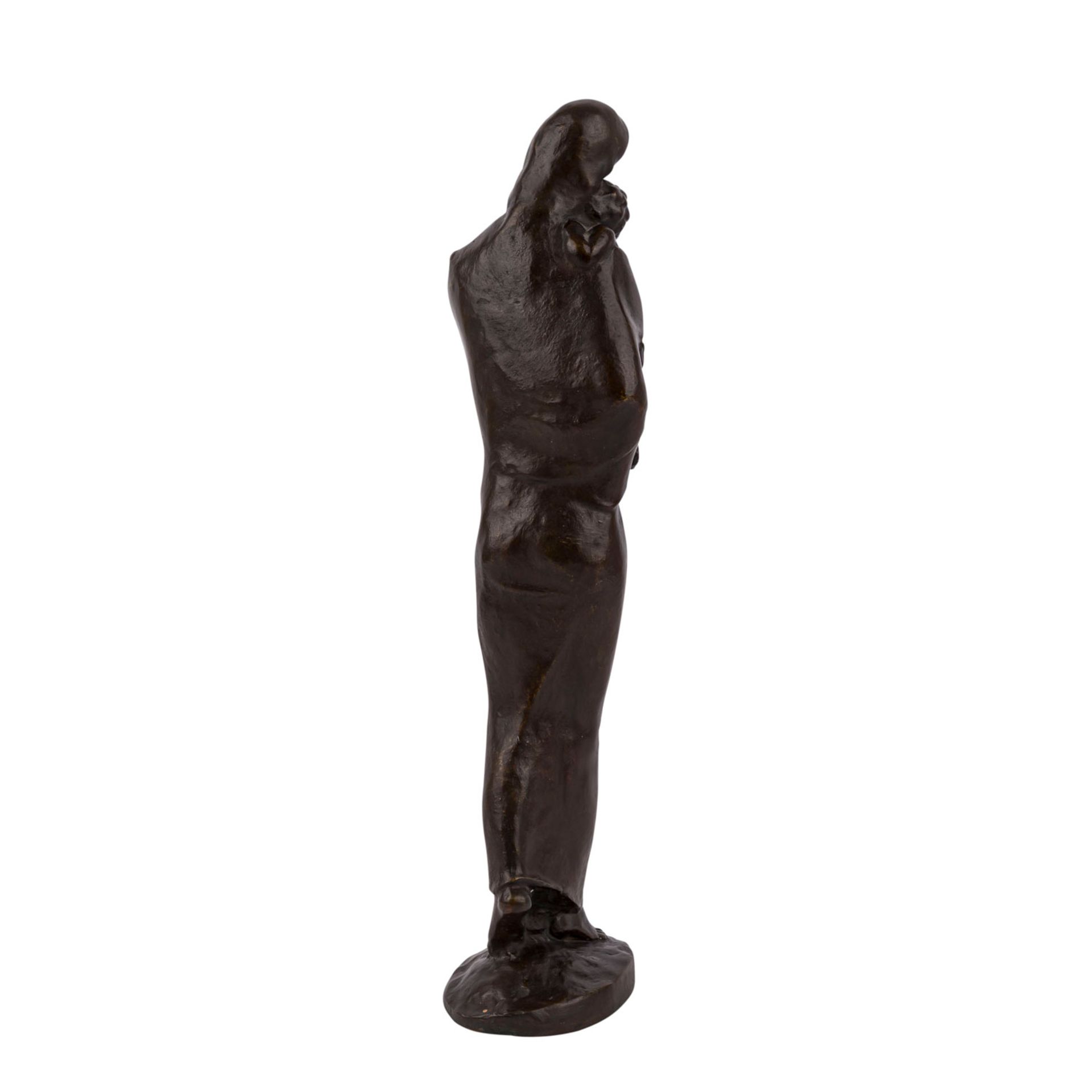 BILDHAUER DES 20.JH. "Madonna"1930-1940, Bronze patiniert, H: 55 cm., normale Altersspuren. - Image 3 of 4