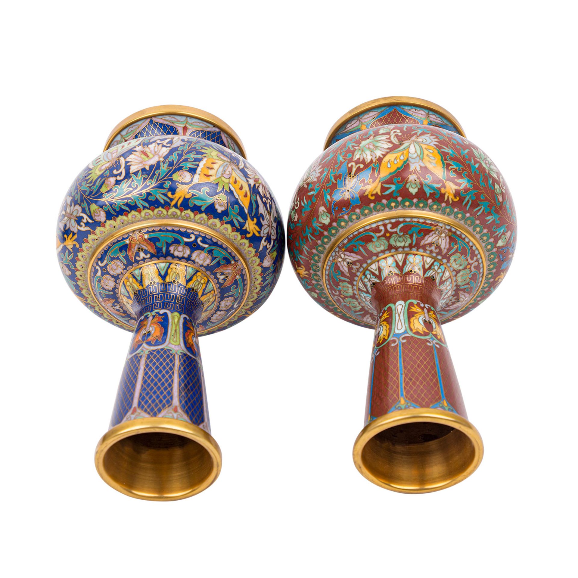 Paar feine Cloisonné Vasen. CHINA, 20. Jh..Bauchige Form mit hohem Hals, auf rundem Standfuß. Eine - Bild 4 aus 9