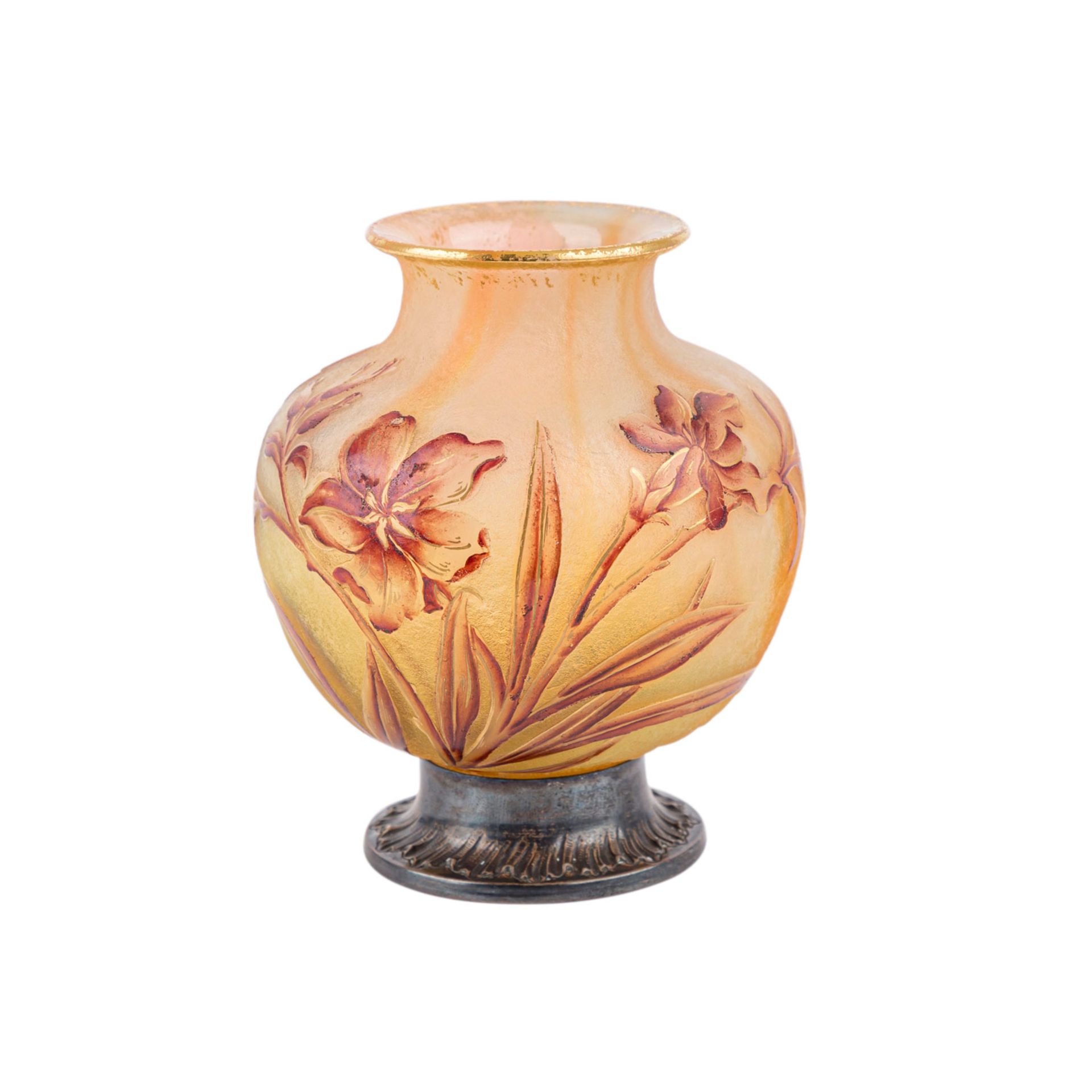 DAUM NANCY KLEINE VASE MIT FLORALEM ÄTZDEKOR AUF SILBERFUßUm 1900, farbloses Glas mit orange und - Image 2 of 5