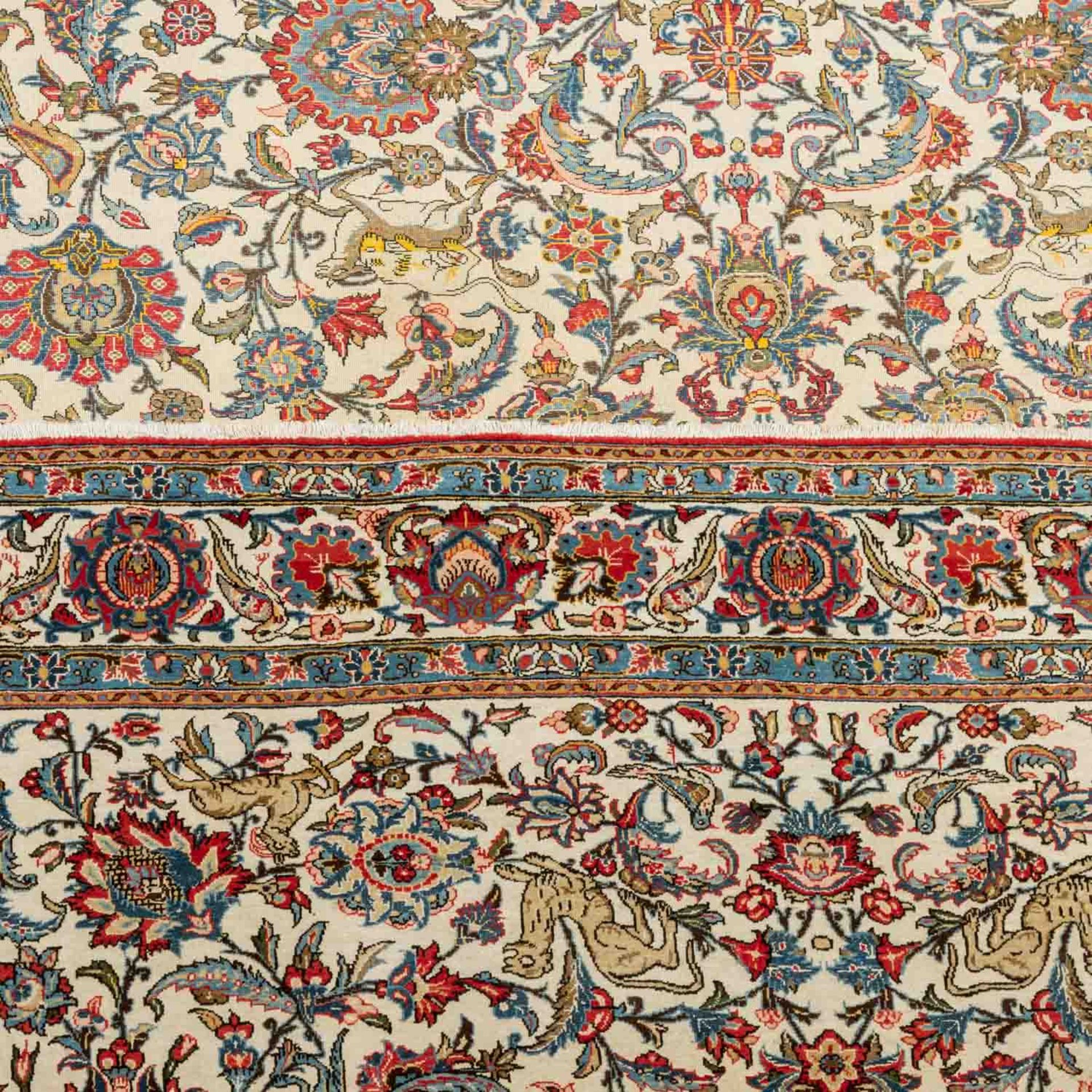 Orientteppich. GHOM/PERSIEN, 20. Jh., 350x233 cm.Der hellbeige Fond des Innenfeldes und die - Bild 3 aus 4