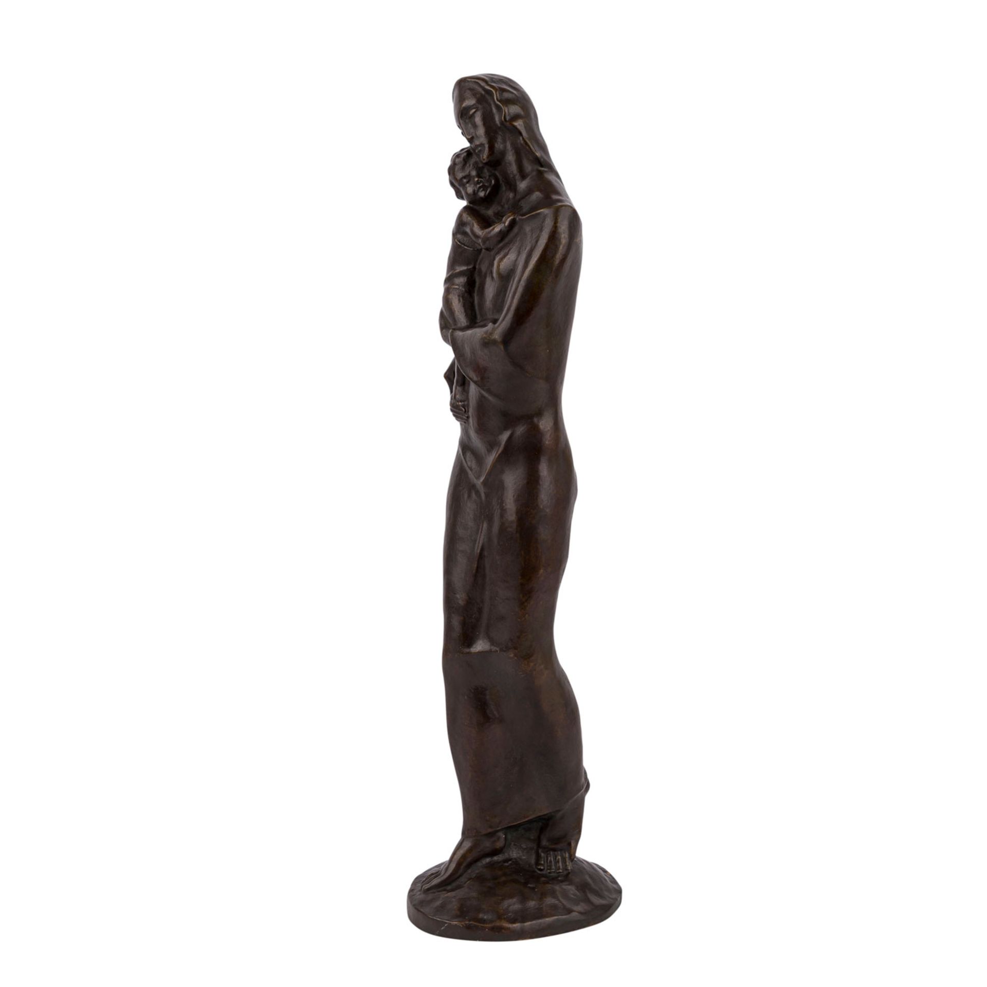 BILDHAUER DES 20.JH. "Madonna"1930-1940, Bronze patiniert, H: 55 cm., normale Altersspuren. - Image 2 of 4