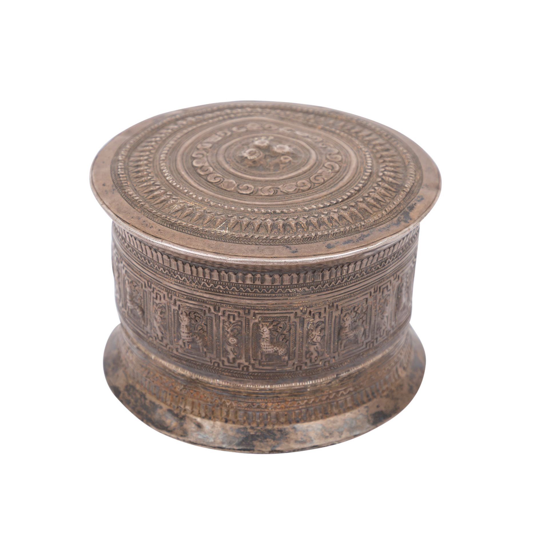 Deckeldose aus Silber. ASIEN/INDIEN.Runde Form mit ornamentalem Reliefdekor. H: 8,5 cm. Alters-