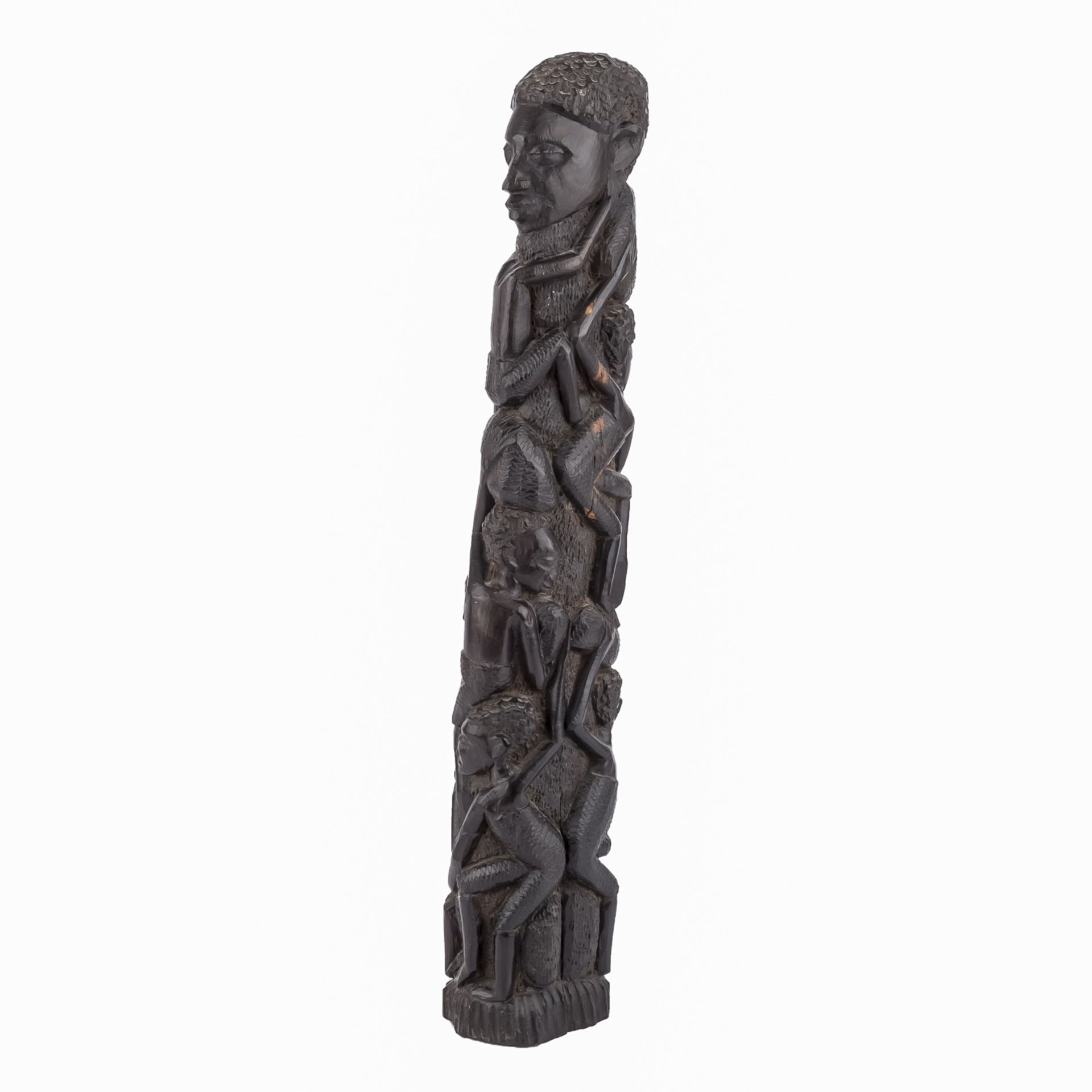 Ahnenbaum Schnitzerei aus Holz. ELFENBEINKÜSTE/AFRIKA.H: 56 cm. Altersspuren, besch..Wood carving.