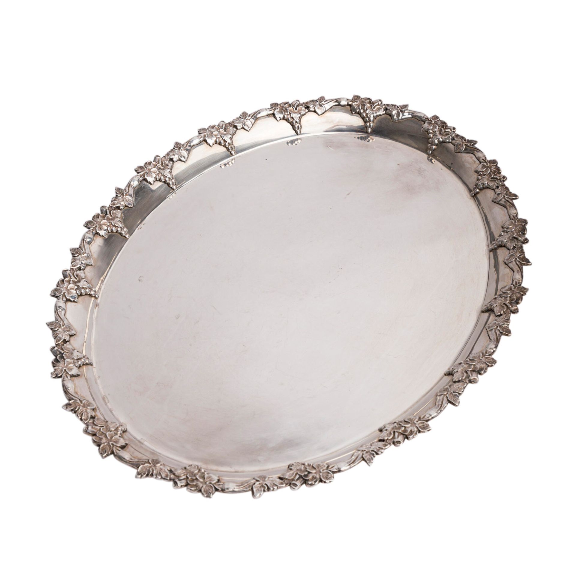 Wohl GRIECHENLAND ovale Platte, 20. Jh.glatter Spiegel, reliefierter und ziselierter Weinlaubdekor