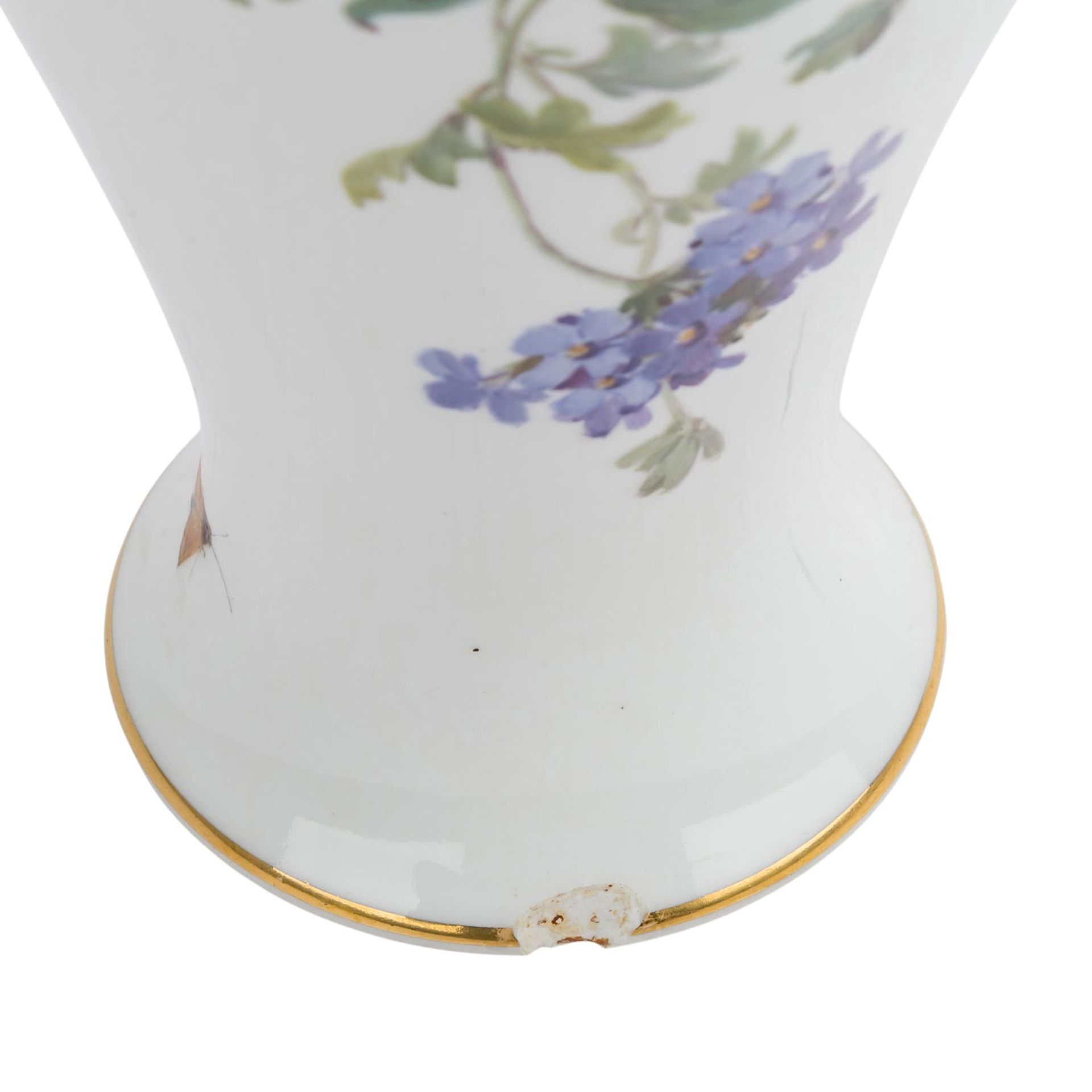 MEISSEN große Vase, 20. Jh.Balusterförmiger Korpus, Weißporzellan mit Blumen- und Insektenmalerei, - Bild 5 aus 7