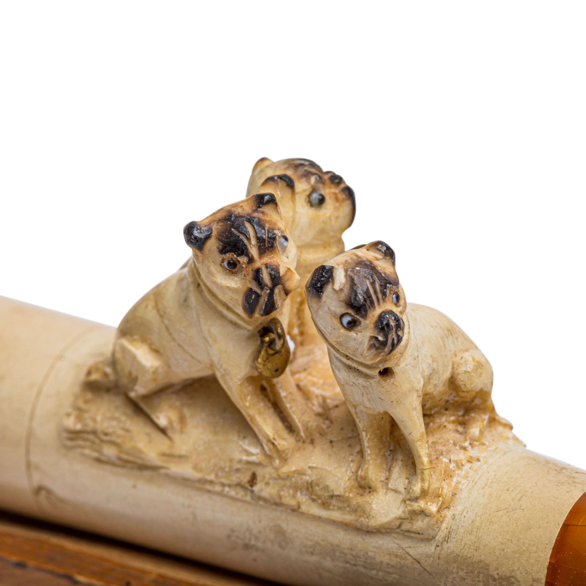 MEERSCHAUMPFEIFE mit Mops-Hunden, 1. H. 20. Jh.Mundstück aus Bernstein, 3 sitzende Möpse mit - Bild 2 aus 3