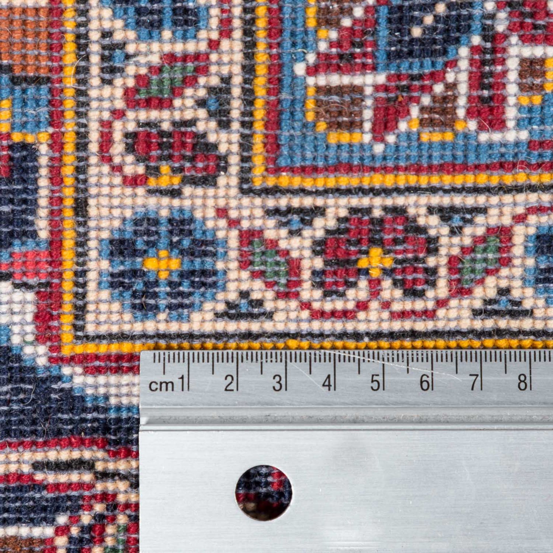 Orientteppich. KESHAN/PERSIEN, 20. Jh., 410x302 cm.Der dunkelblaubrundige Fond des Innenfeldes ist - Bild 4 aus 5