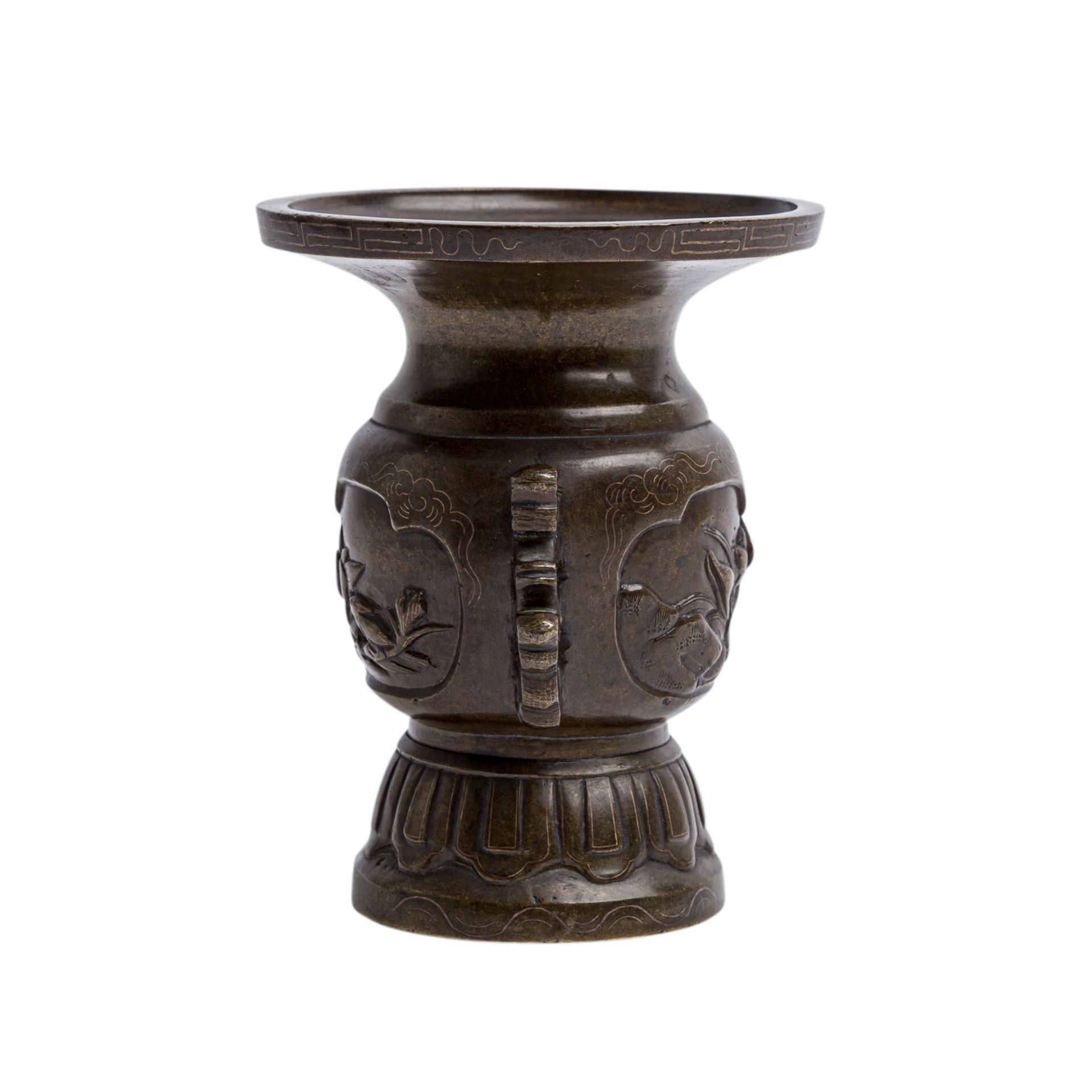 Feine Vase aus Bronze. JAPAN, Meiji-Zeit (1868-1912).Auf hohem Fuß, mit weit ausladendem - Image 4 of 6