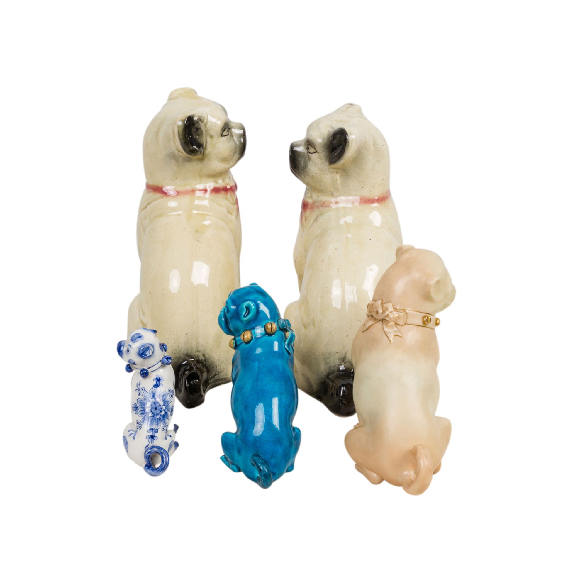 5tlg. Konvolut Mops-Hunde, 20. Jh.Bestehend aus 3 sitzenden Mops-Hunden mit Schellenhalsband in - Bild 3 aus 3