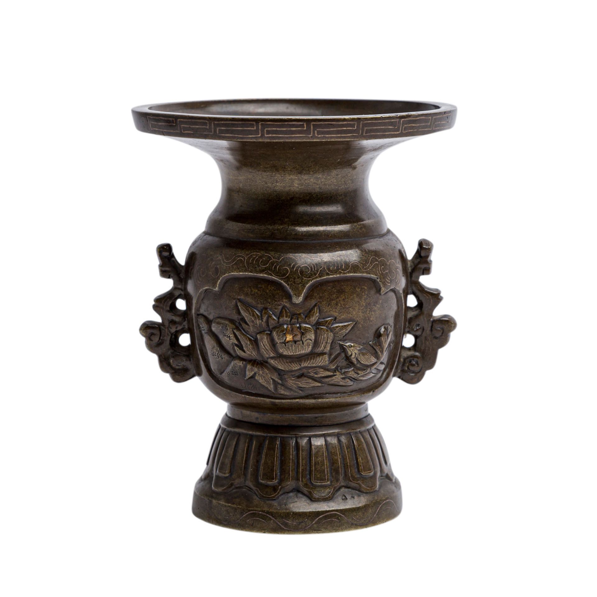 Feine Vase aus Bronze. JAPAN, Meiji-Zeit (1868-1912).Auf hohem Fuß, mit weit ausladendem - Image 3 of 6