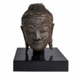 Schöner Stucco-Kopf des Buddha shakyamuni. BURMA, 19. Jh..Das Gesicht ist von großer Klarheit und